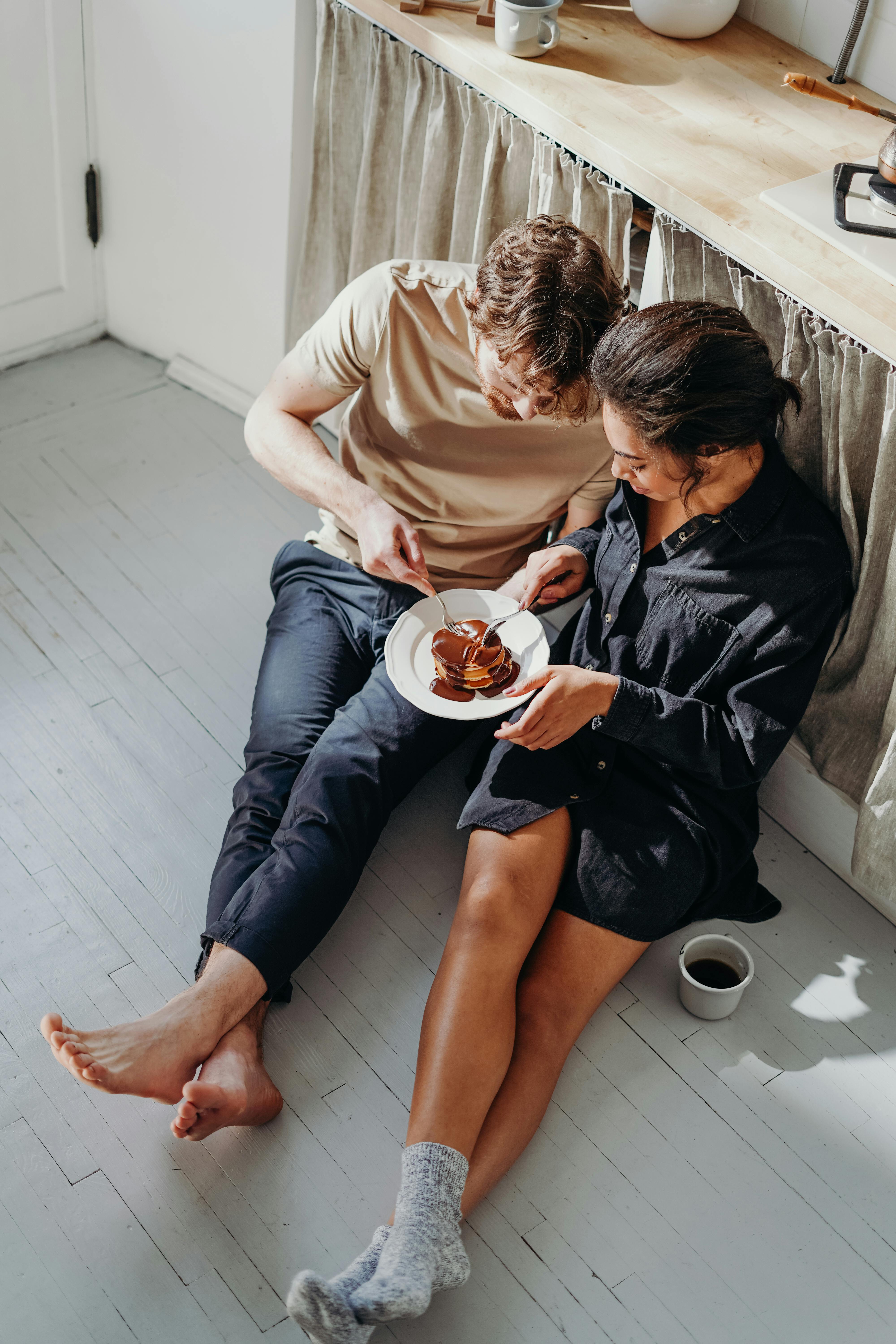 Un homme et une femme qui prennent ensemble un petit déjeuner | Source : Pexels