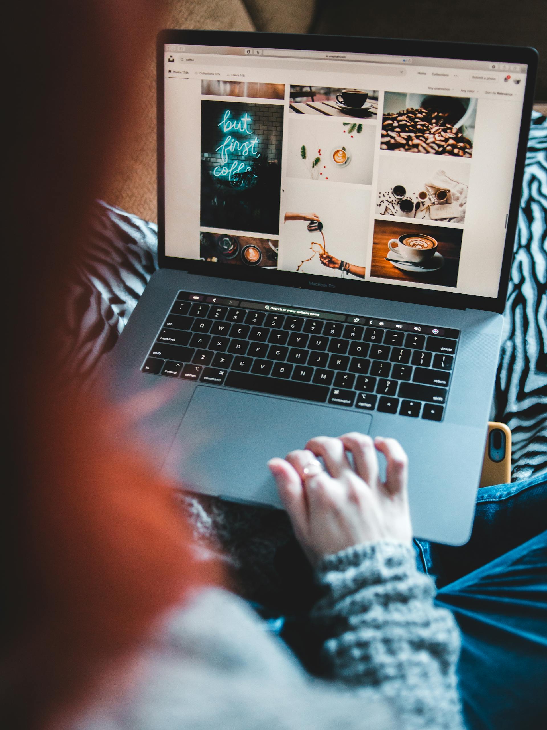 Une femme utilisant son ordinateur portable | Source : Pexels