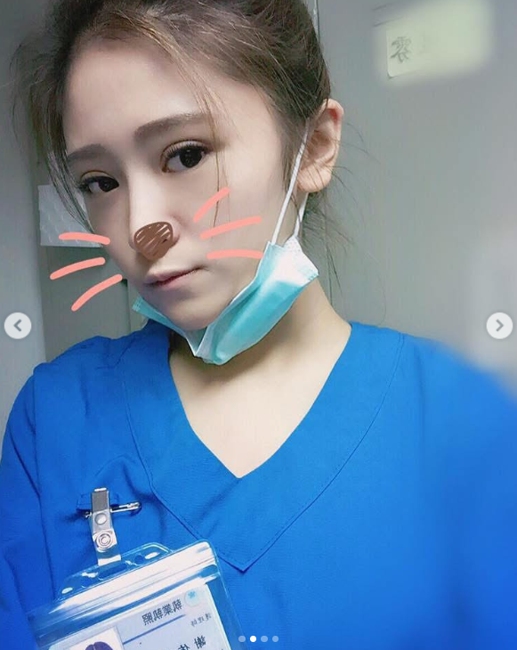 Iris Hsieh pose pour un selfie en blouse médicale bleue avec un masque chirurgical tiré sous son menton, tel que posté en juillet 2025 | Source : Instagram/irisirisss900