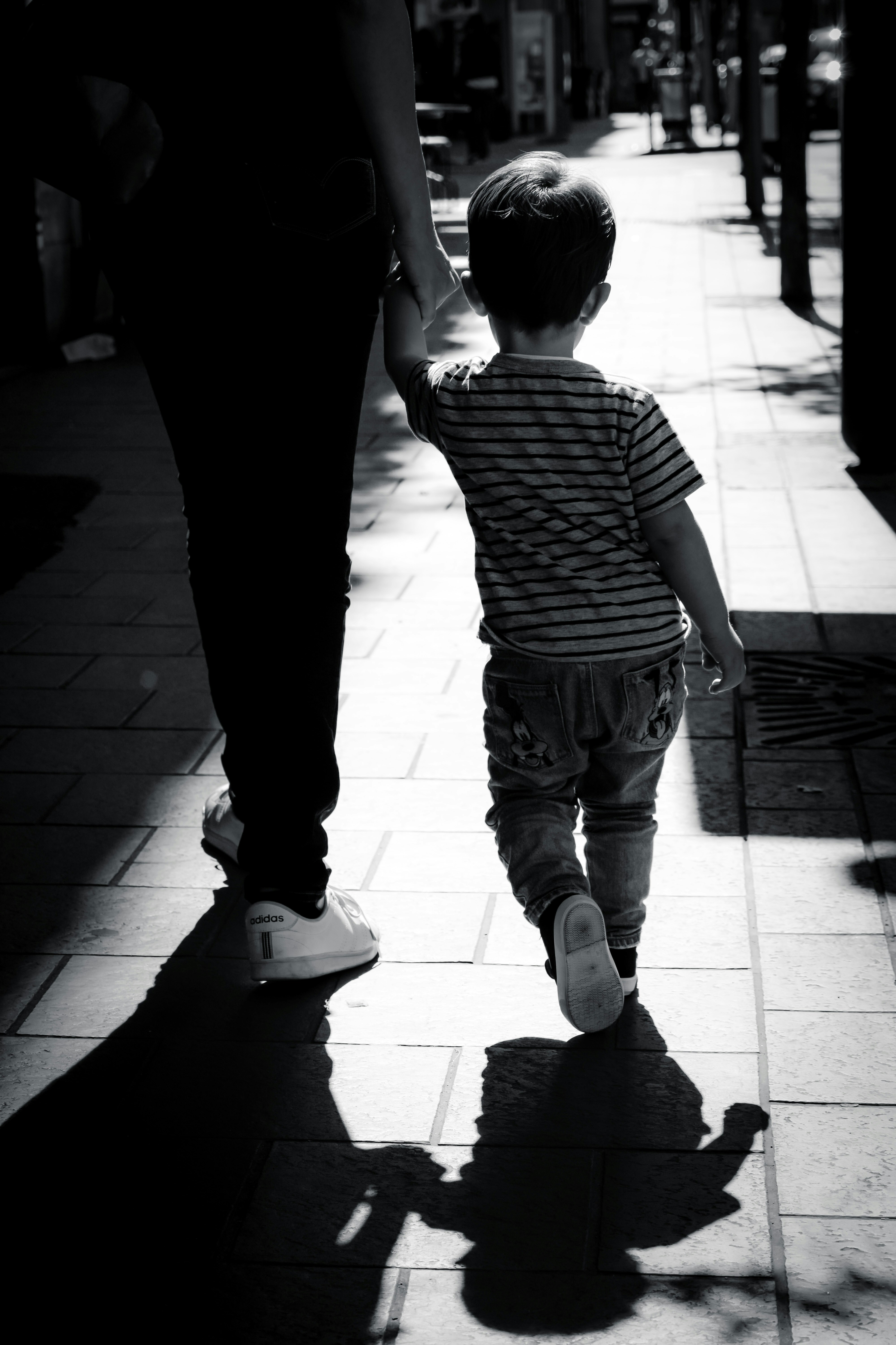 Une femme marchant avec un garçon | Source : Unsplash
