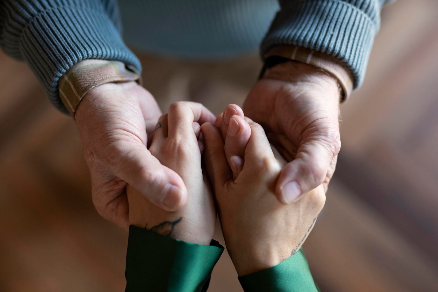 Une jeune femme tenant les mains d'un homme plus âgé | Source : Freepik