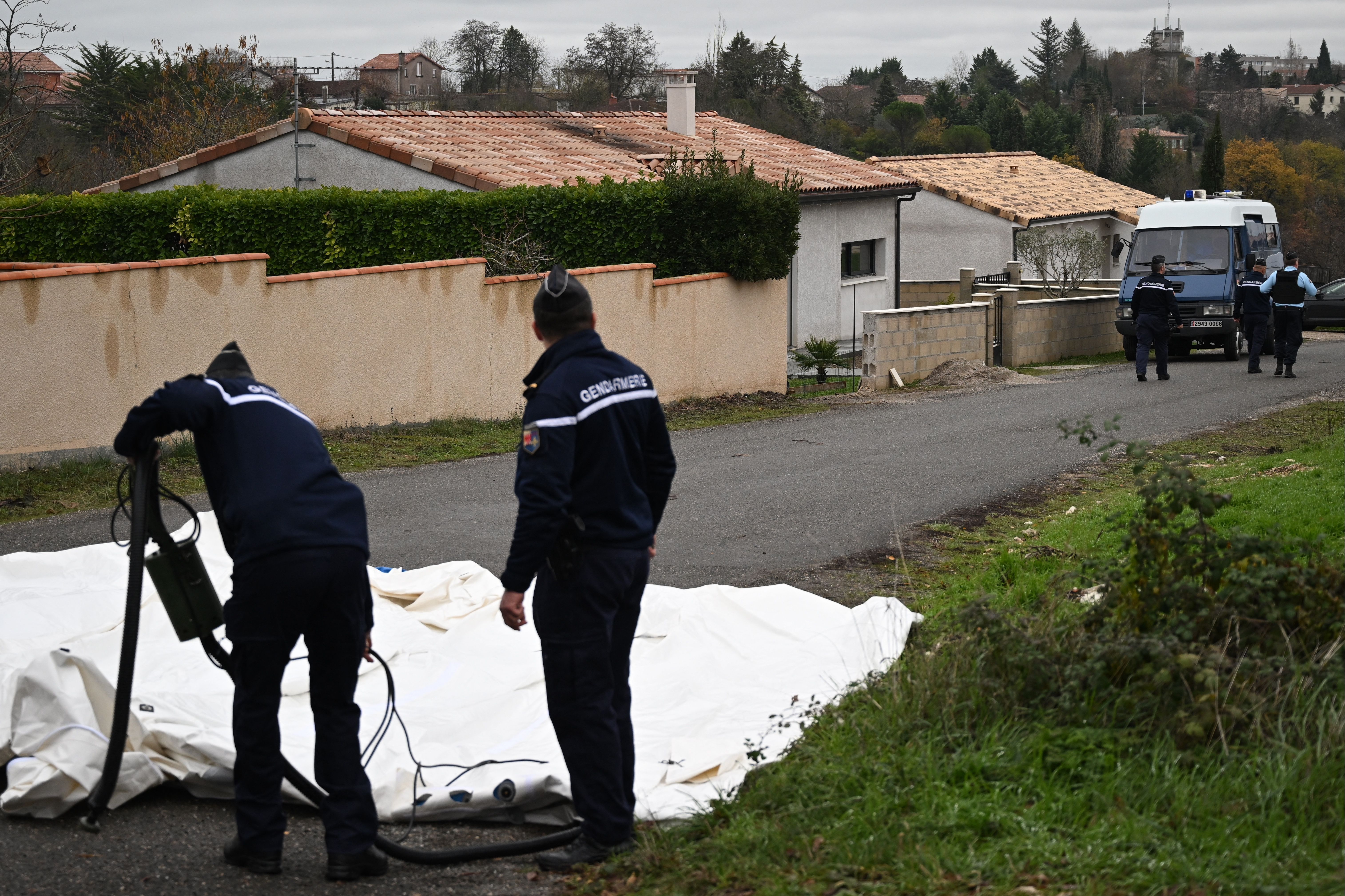 Des gendarmes français bloquent l'accès à la rue où se trouve la maison de Cédric et Delphine Jubillar à Cagnac-les-Mines, dans le sud-ouest de la France, le 13 décembre 2022, avant la reconstitution judiciaire de la soirée de la disparition de Delphine Jubillar, une infirmière de 33 ans, fin 2020 dans le Tarn I Source : Getty Images
