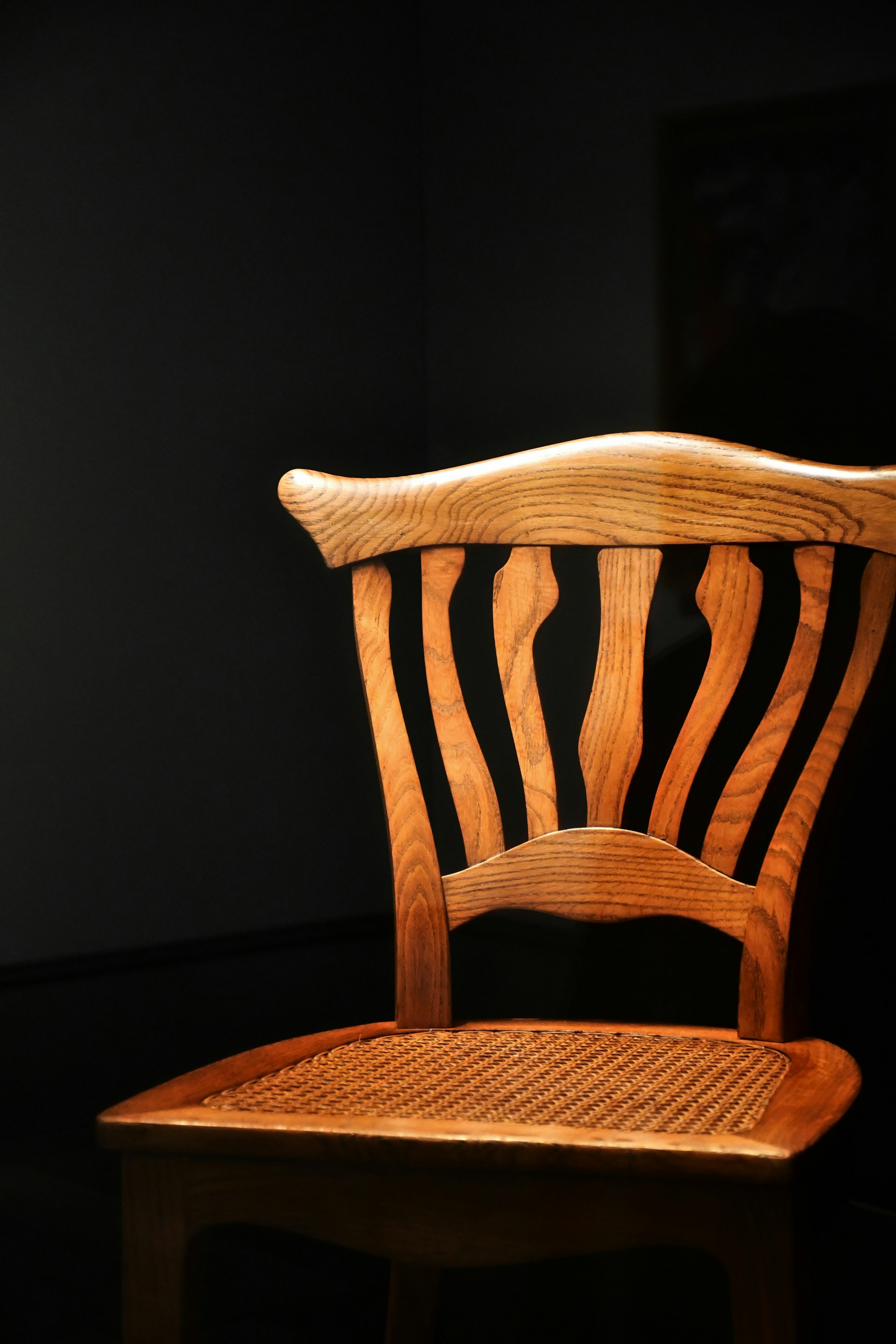 Une chaise en bois vide | Source : Unsplash