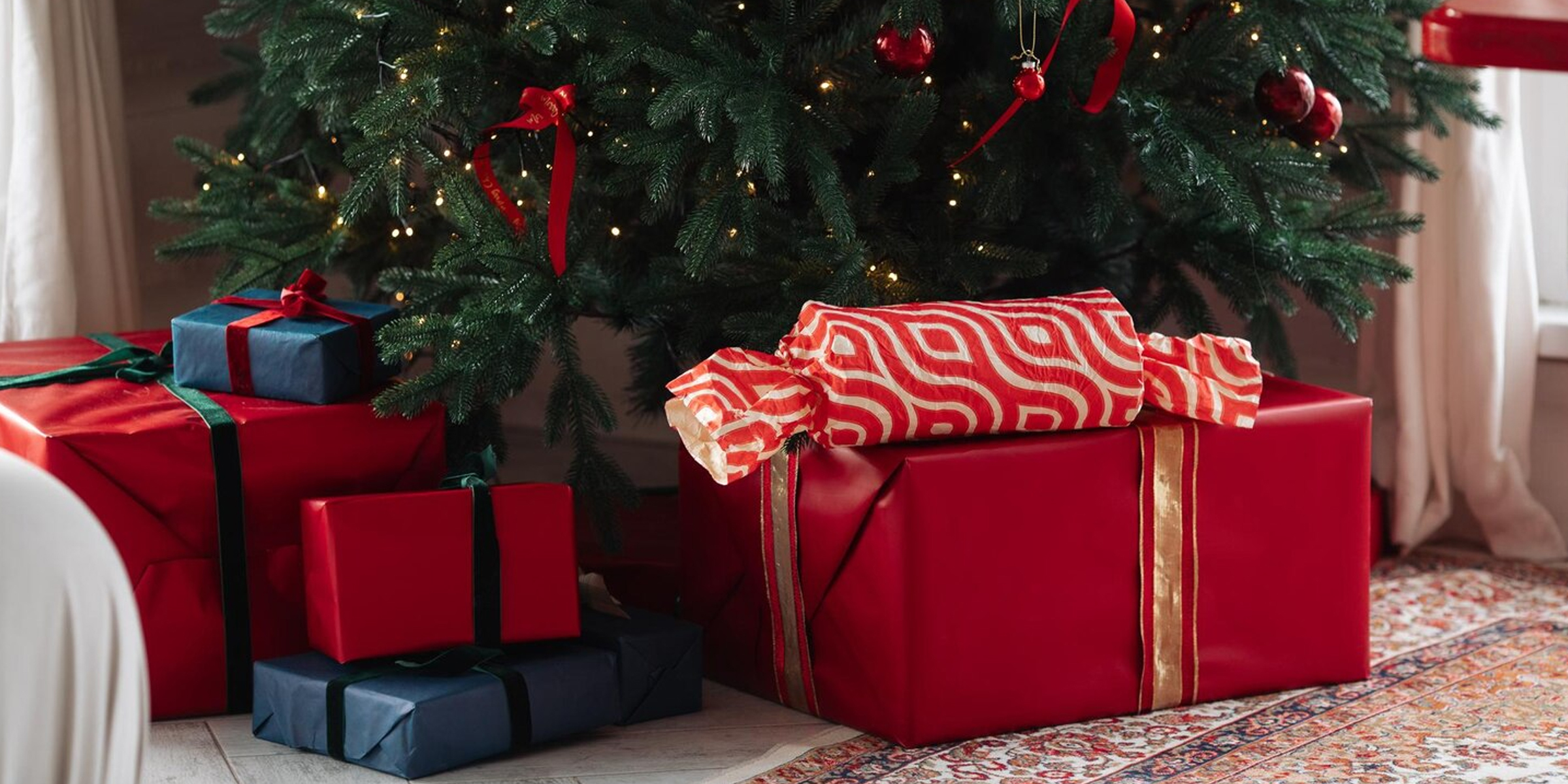 Cadeaux sous un arbre de Noël | Source : Freepik