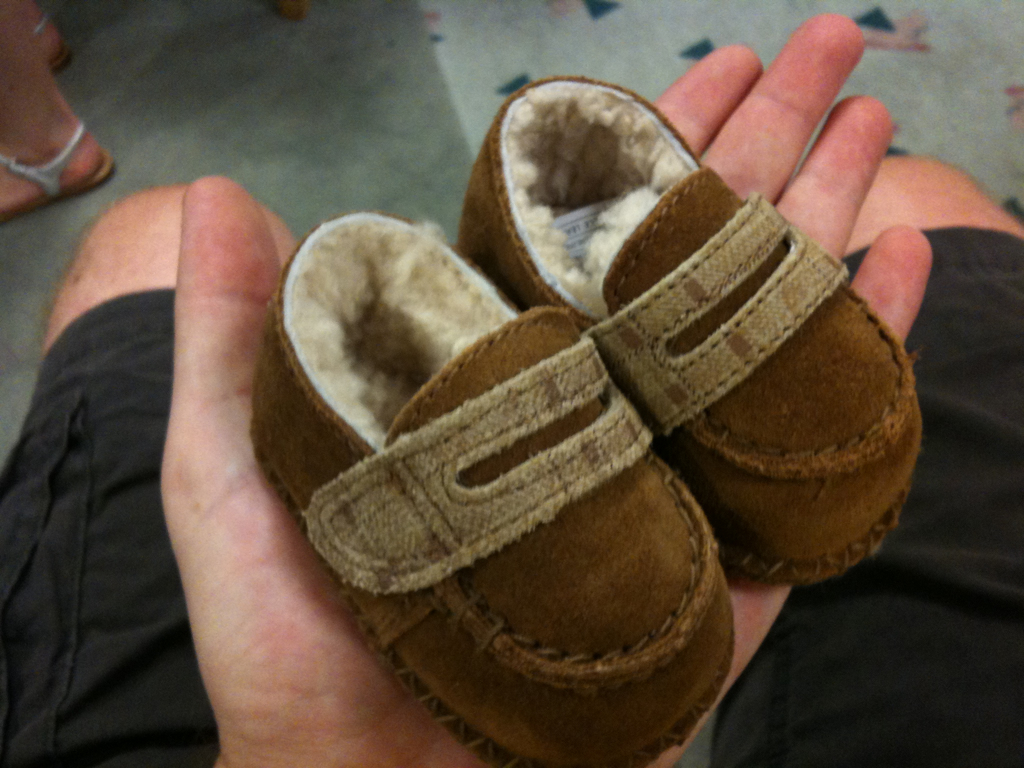 Une paire de chaussures de bébé | Source : Flickr