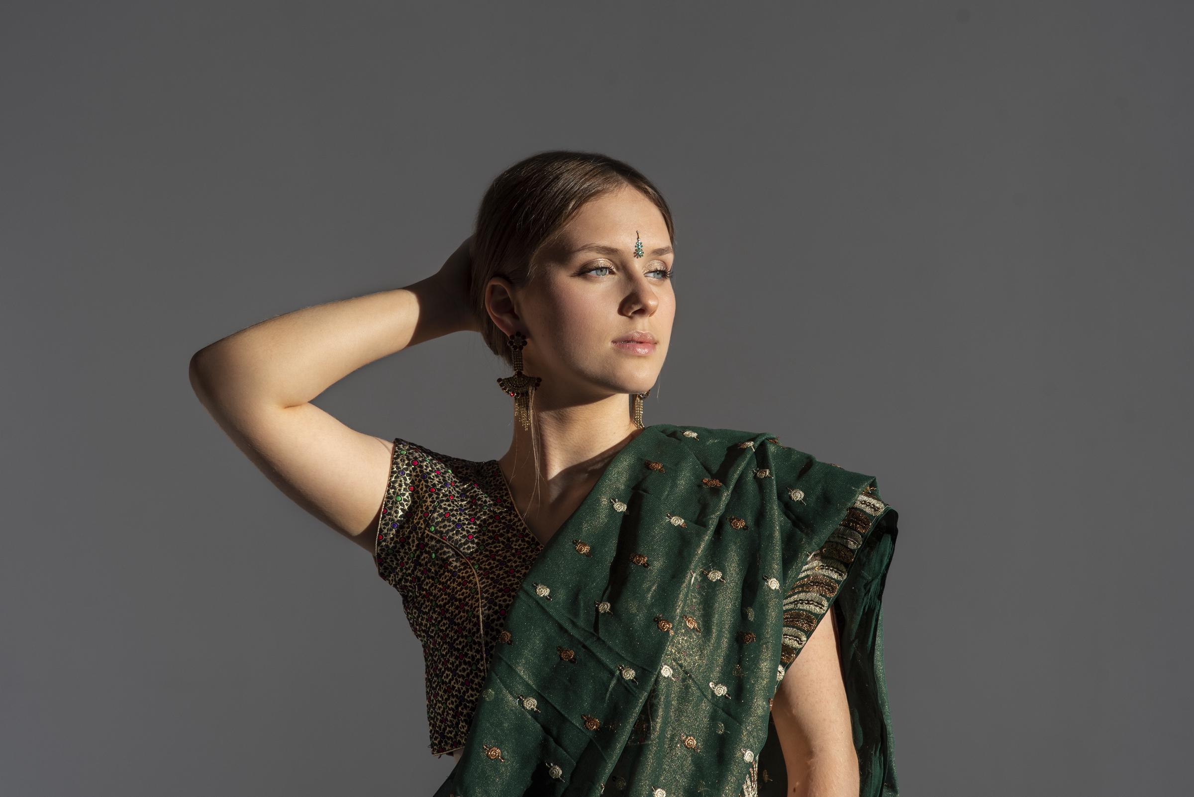 Une femme portant des vêtements indiens | Source : Freepik