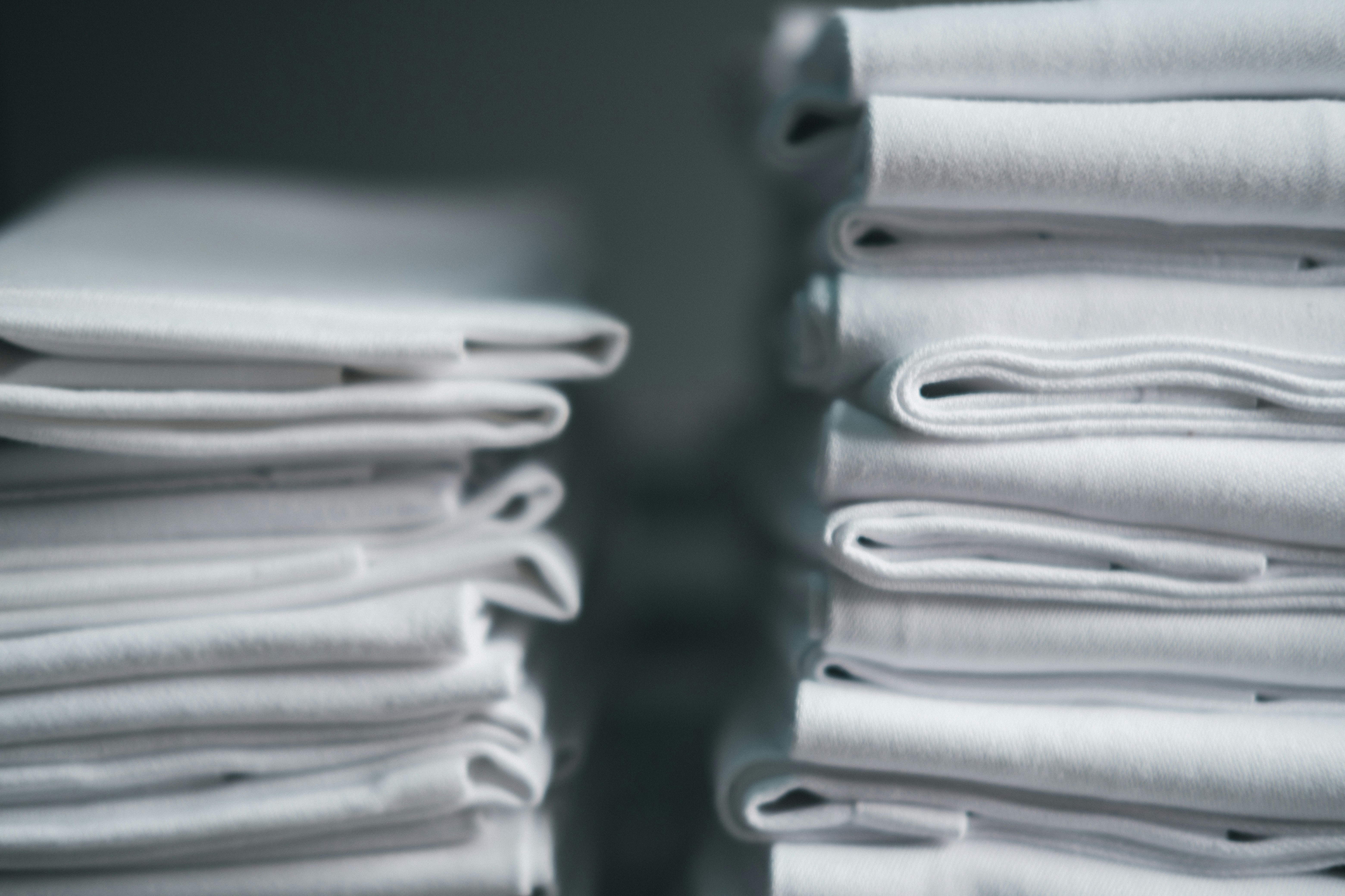 Une pile de serviettes blanches | Source : Unsplash