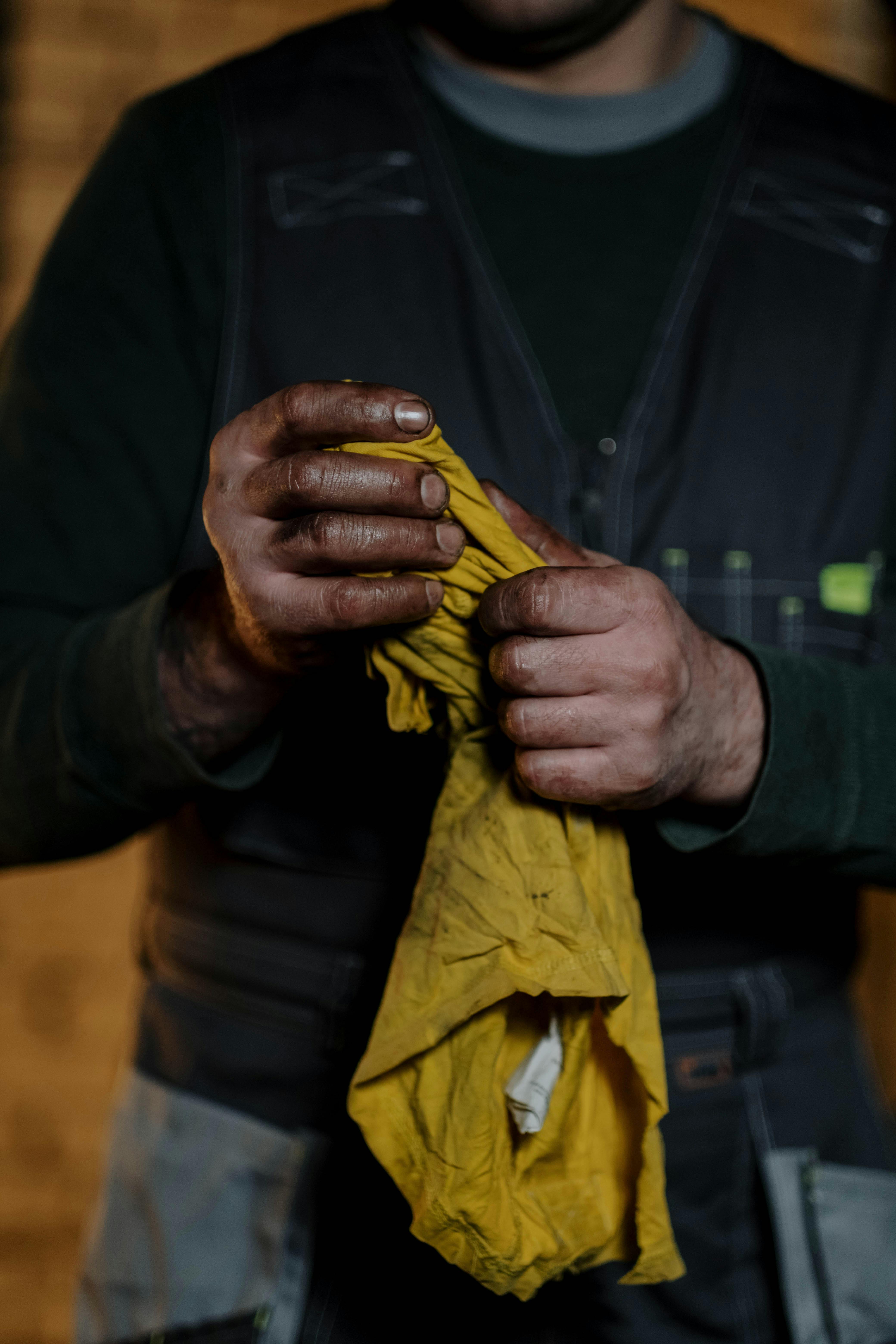 Les mains pleines de graisse d'un homme | Source : Pexels