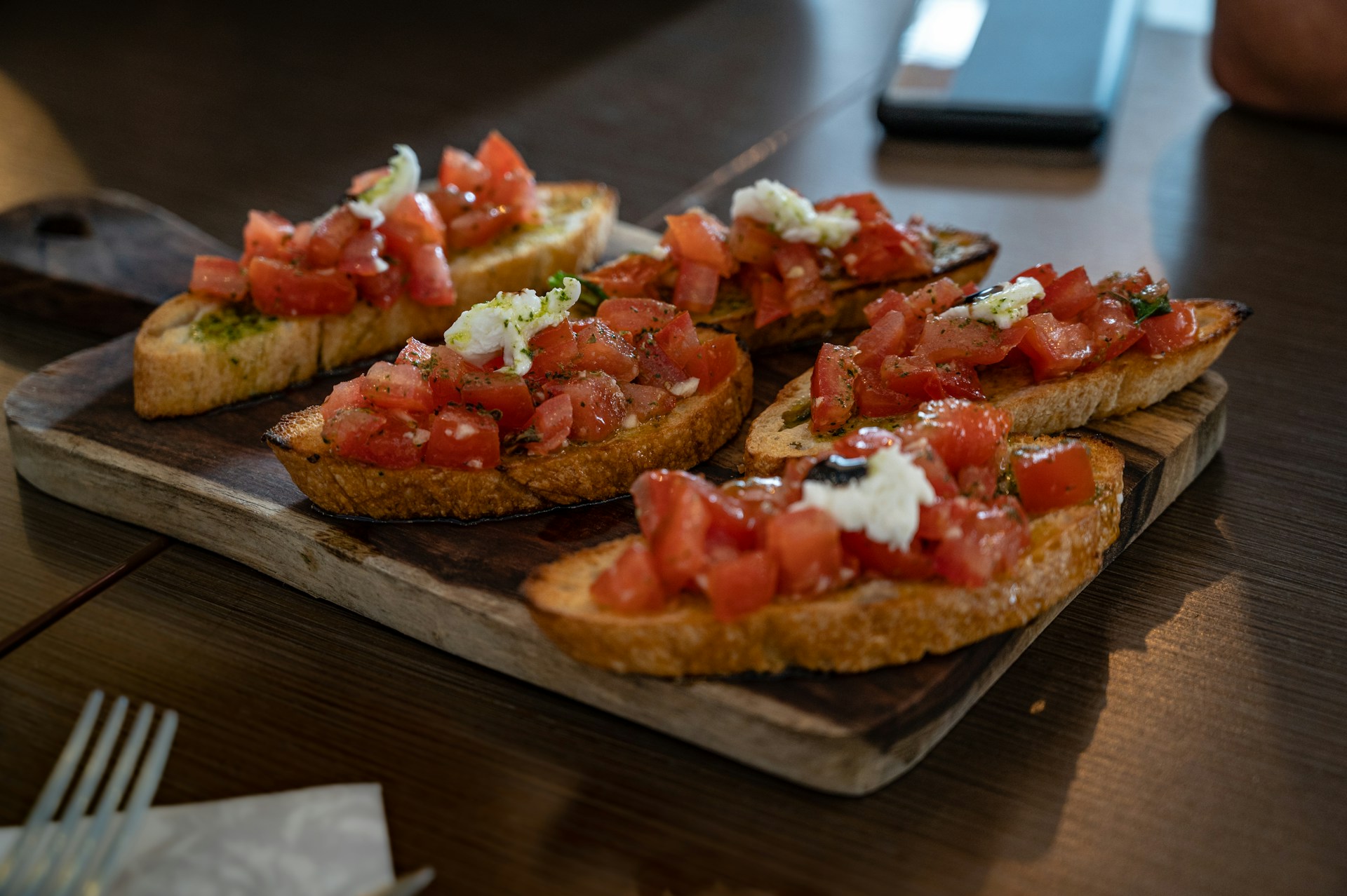 Bruschetta sur une table | Source : Unsplash