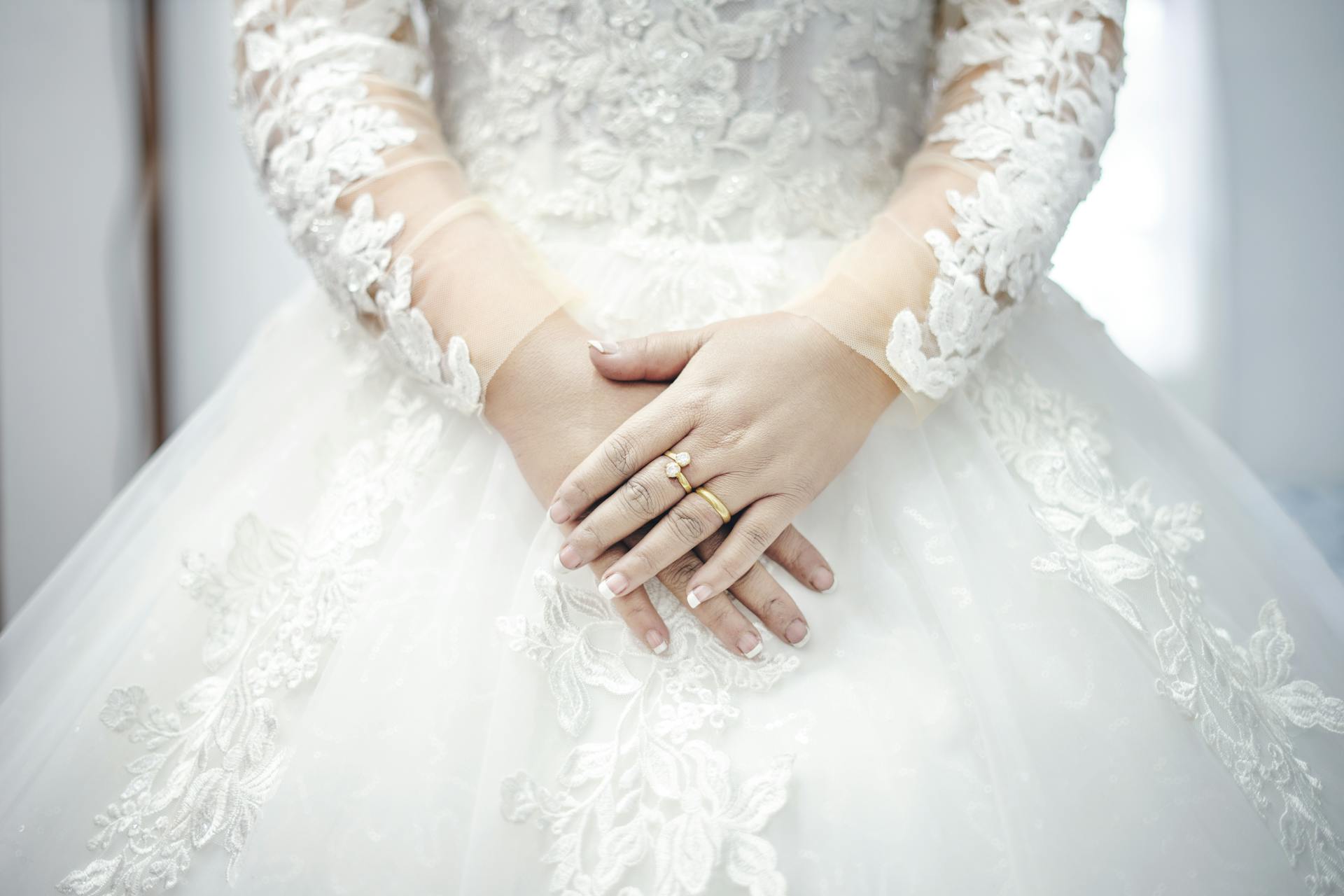 Une femme en robe blanche | Source : Pexels