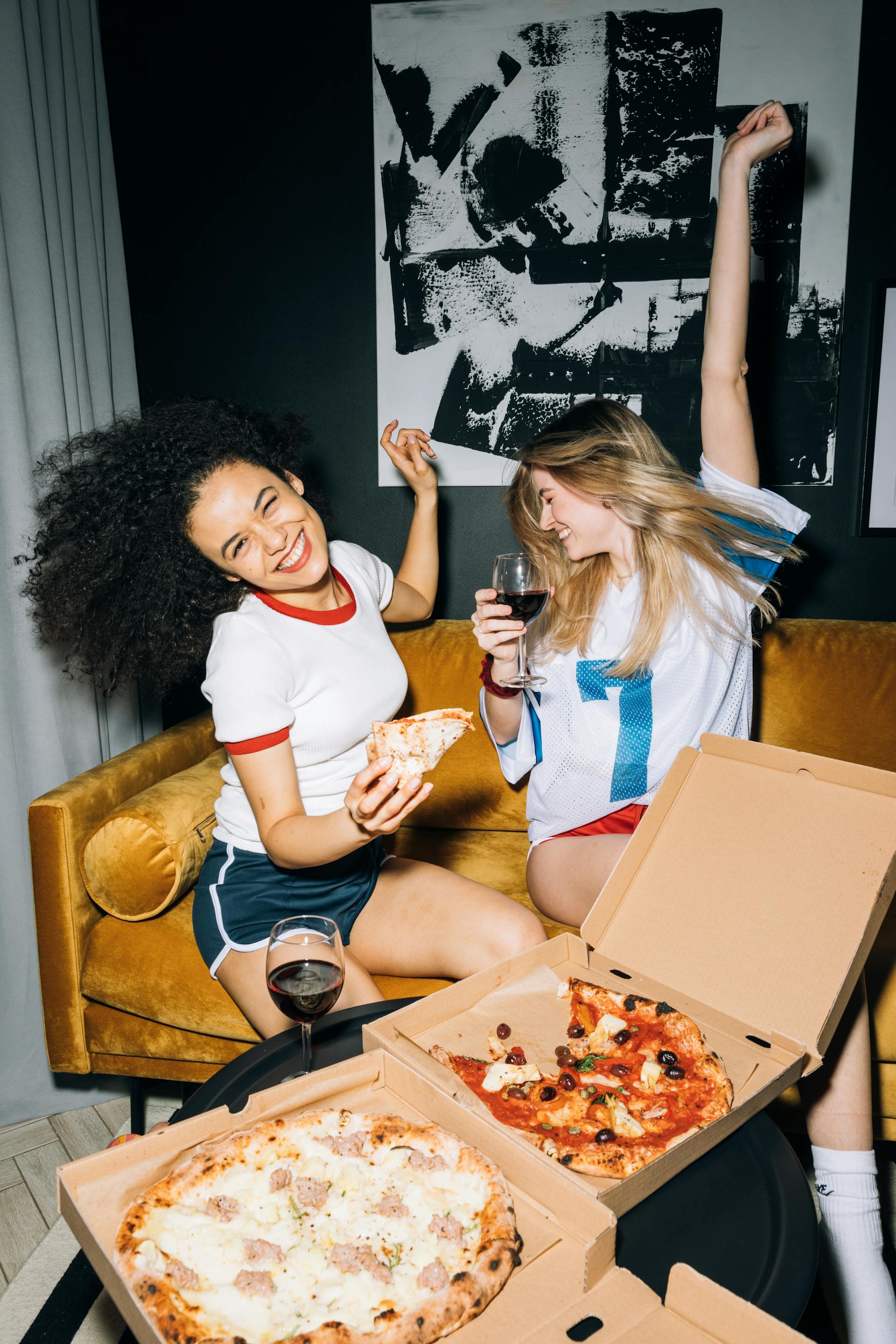 Deux jeunes femmes qui s'amusent | Source : Pexels