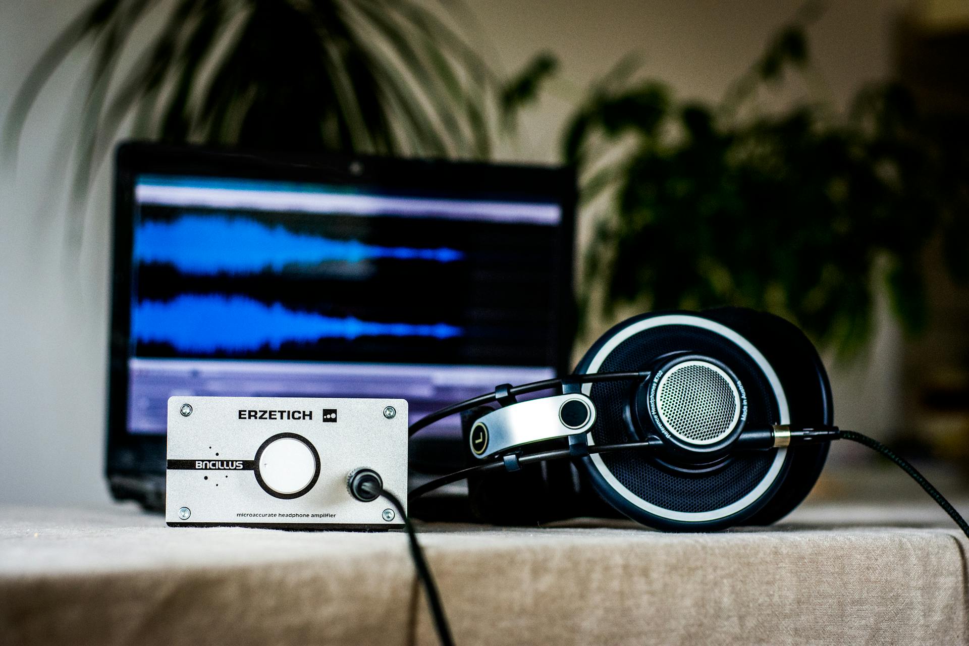Casque noir sur une table | Source : Pexels