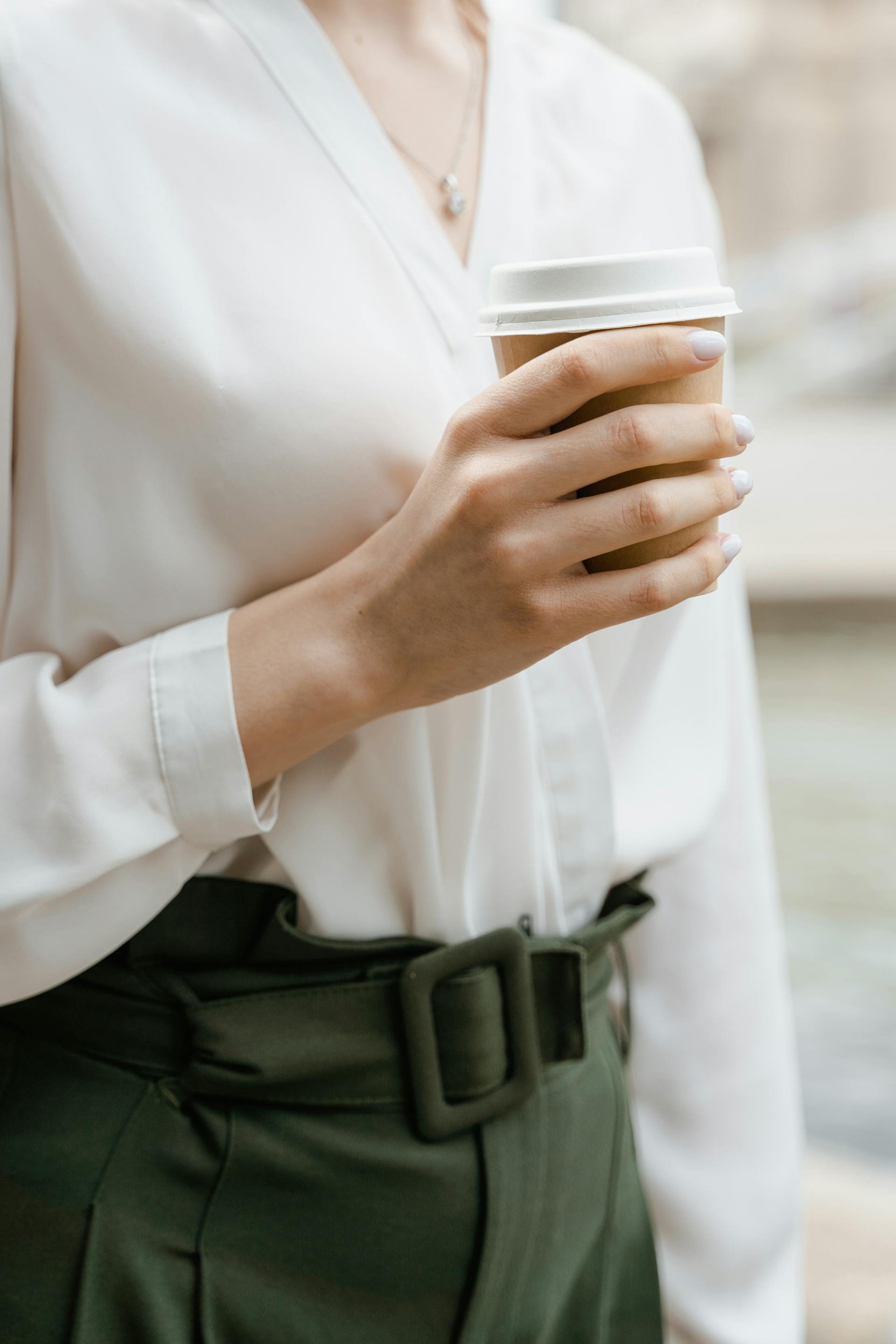 Un gros plan d'une femme tenant un café | Source : Pexels