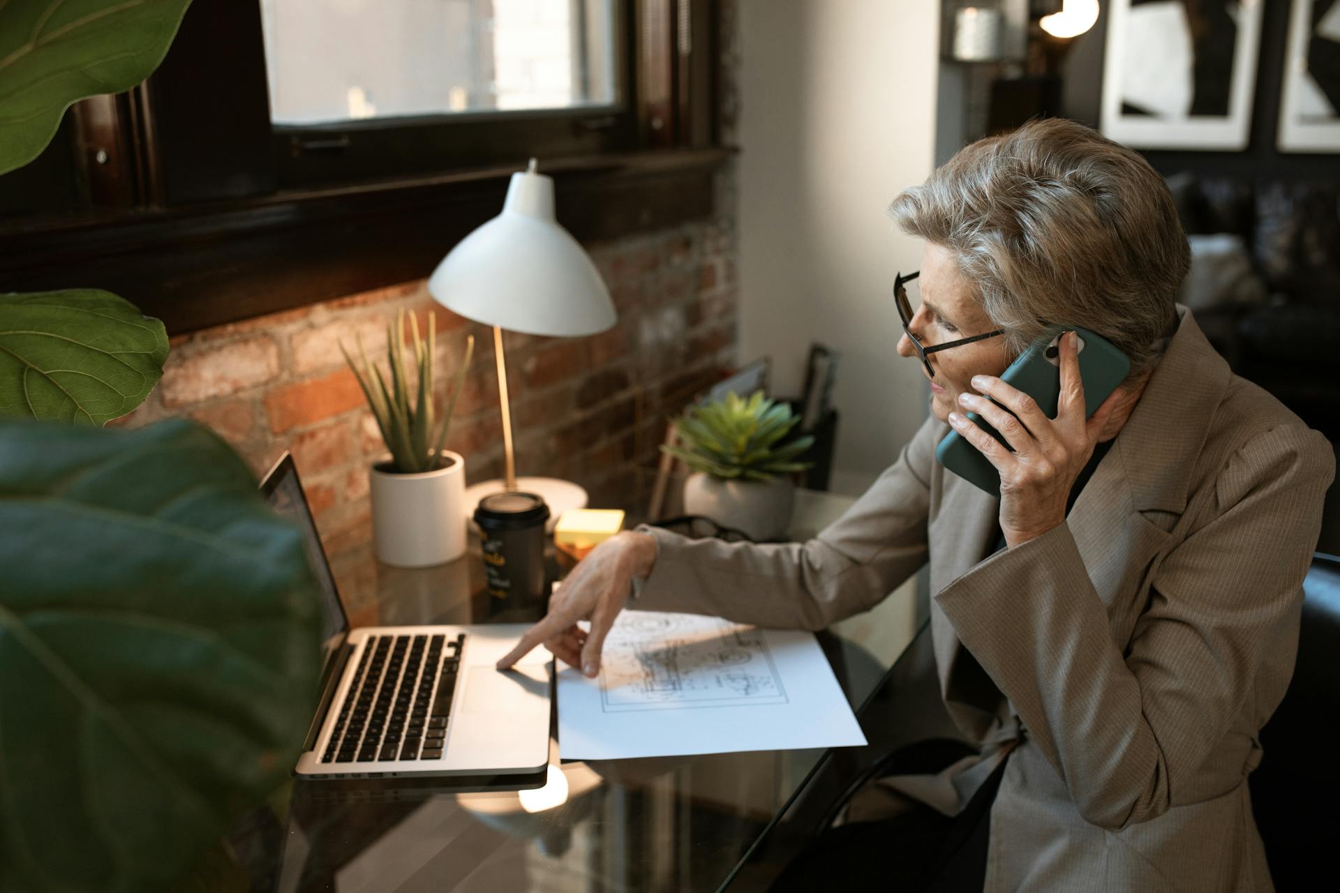 Une femme sur un appel | Source : Pexels