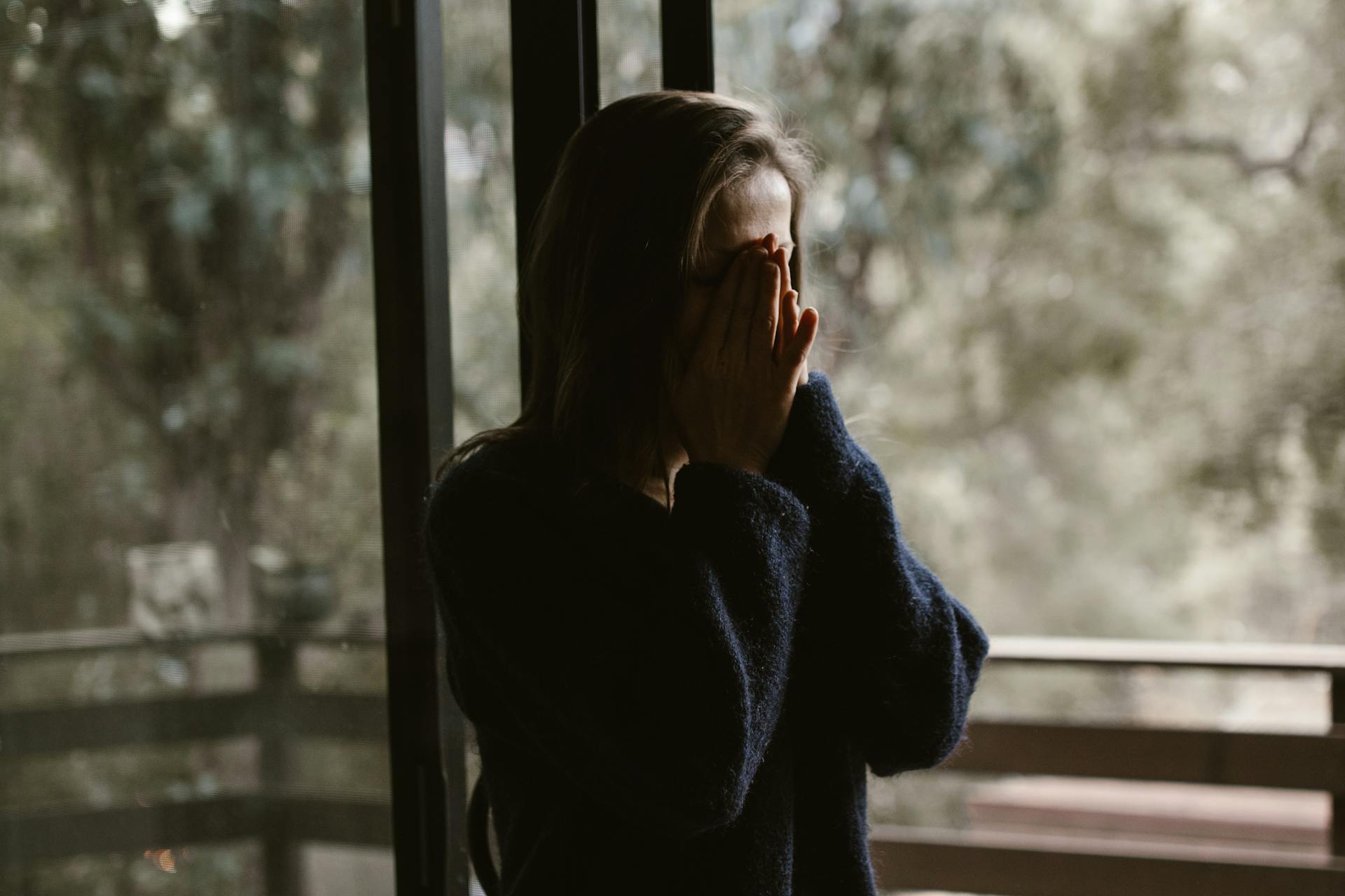 Une femme se couvrant le visage avec ses mains | Source : Pexels