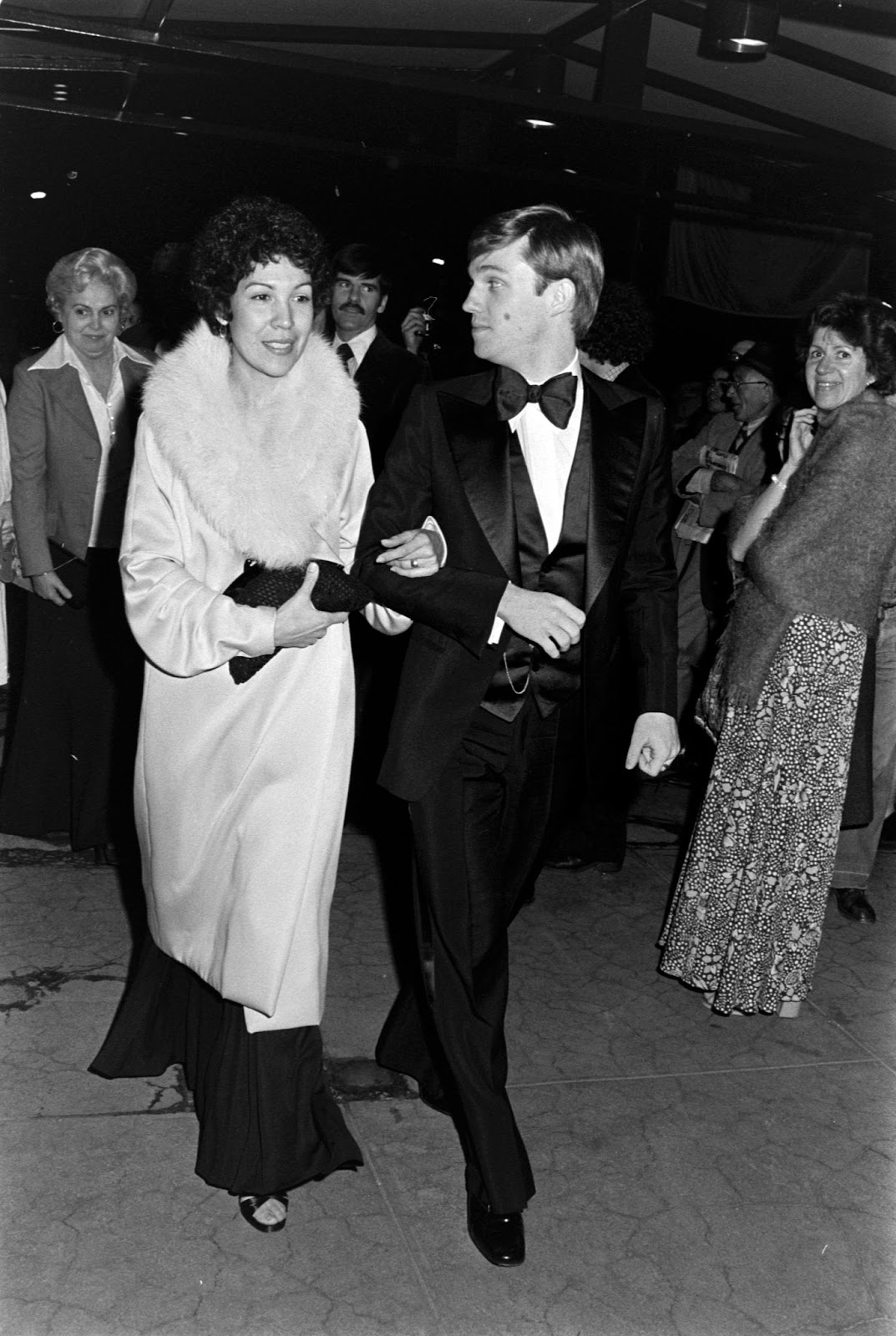 Alma Gonzales et Richard Thomas lors d'un événement organisé par la Film Society of Lincoln Center à New York le 2 mai 1975. | Source : Getty Images