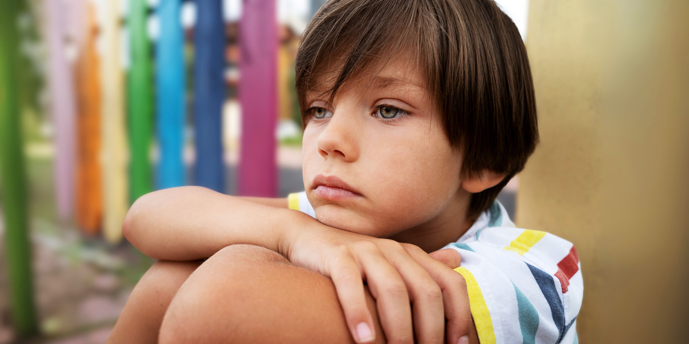 Un petit garçon triste assis tout seul | Source : Freepik