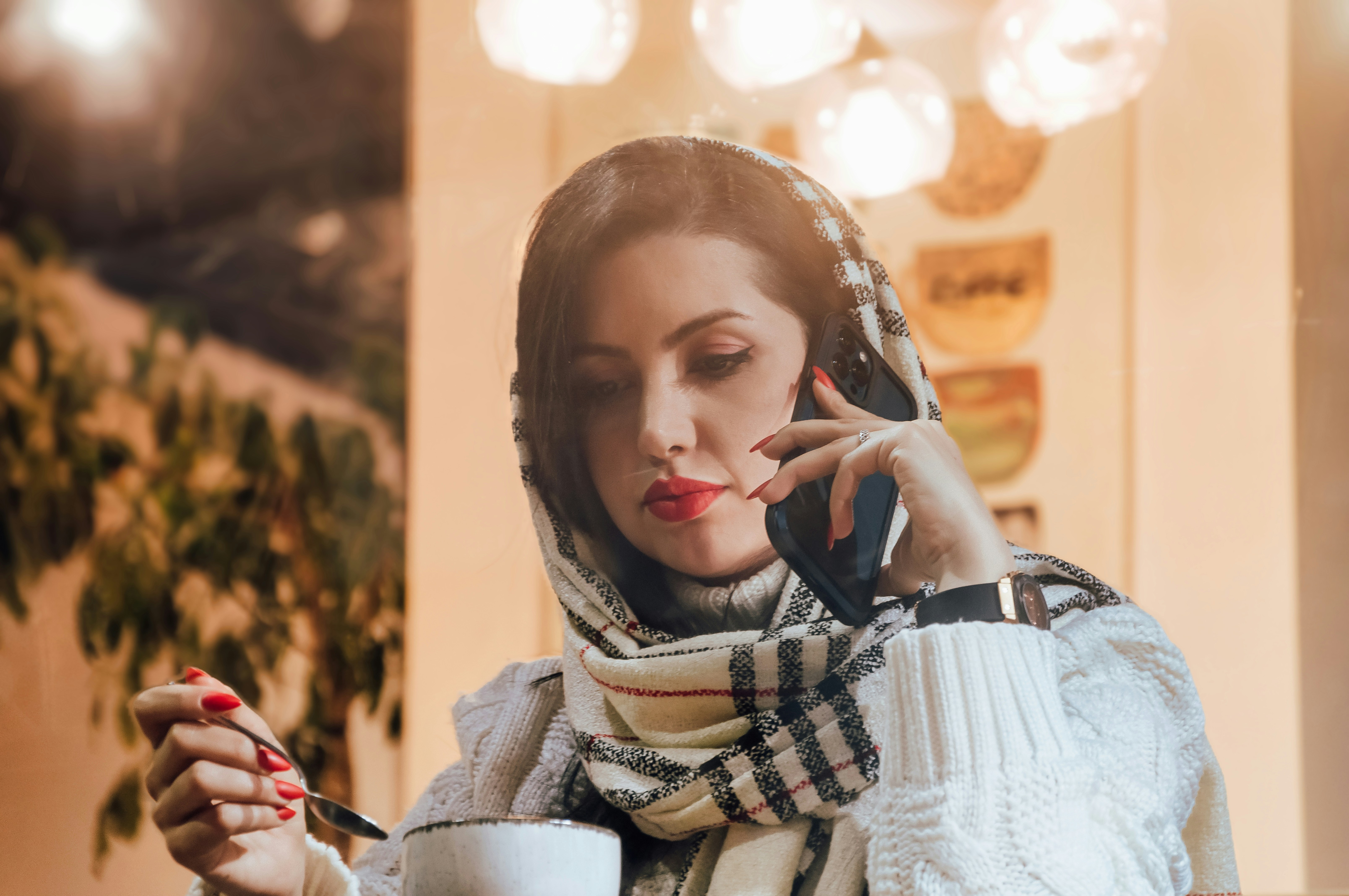 Une femme utilisant son téléphone | Source : Unsplash