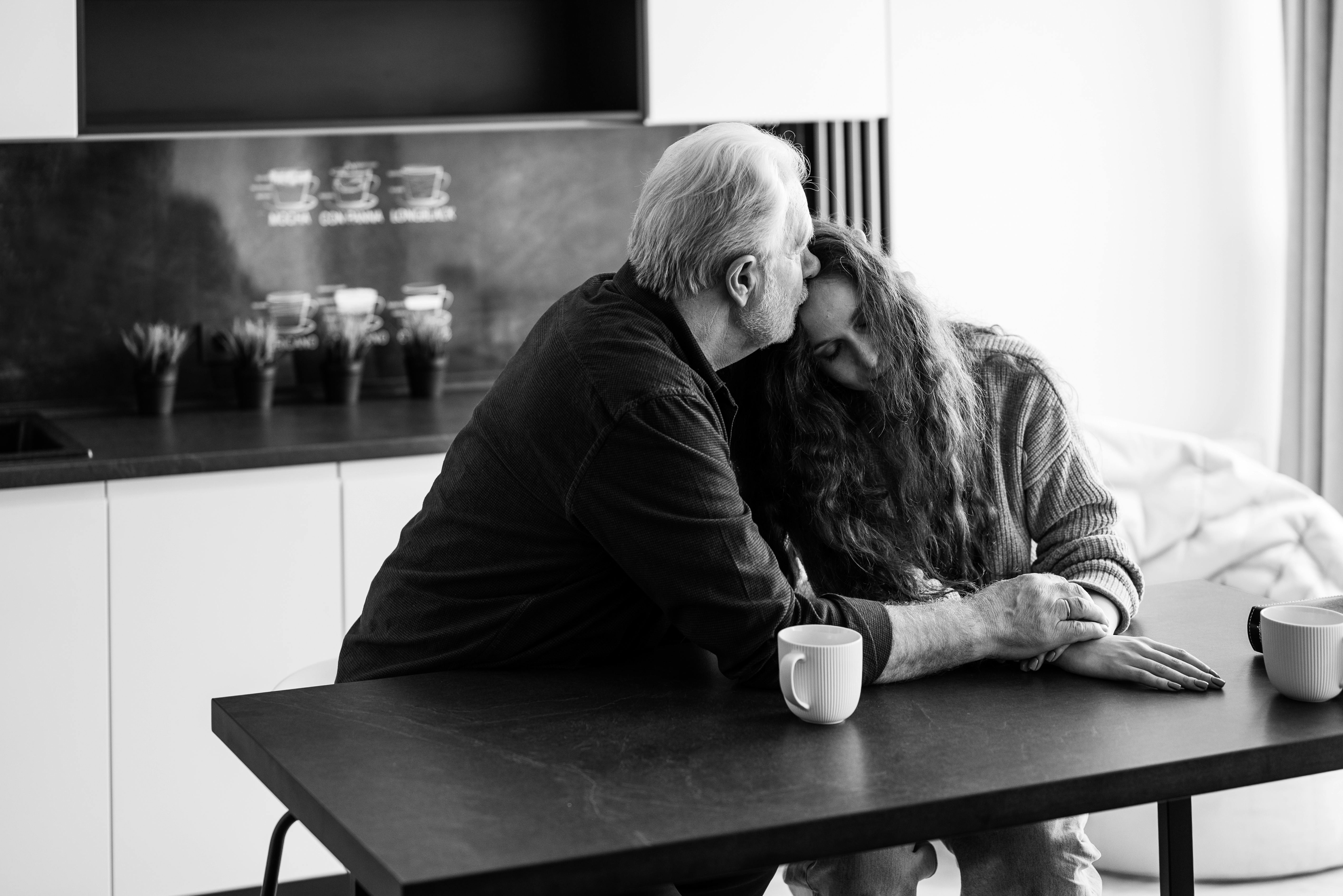 Un père et sa fille s'embrassent | Source : Pexels