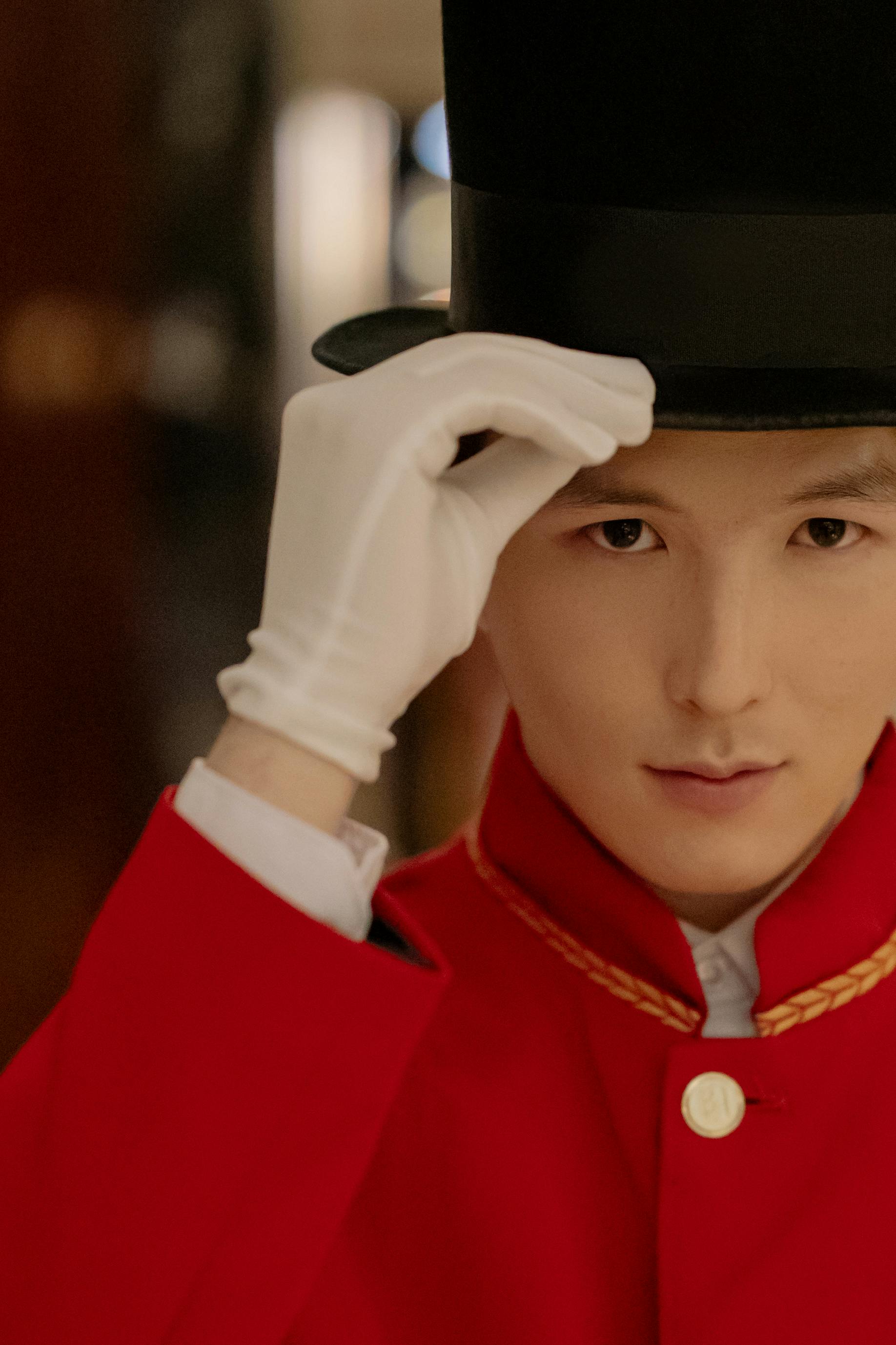 Un portier inclinant son chapeau en signe de respect | Source : Pexels