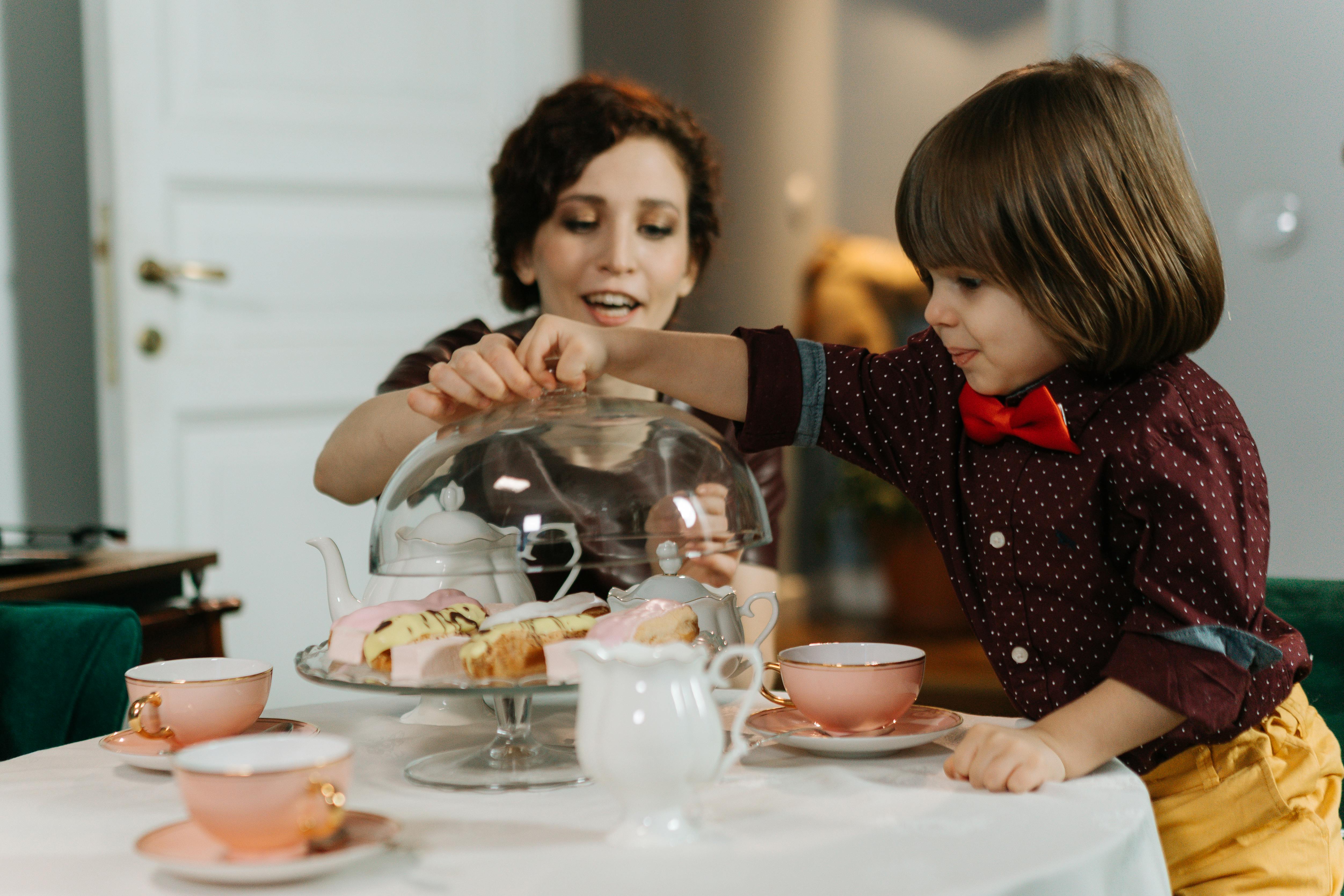 Nounou s'occupant d'un enfant | Source : Pexels