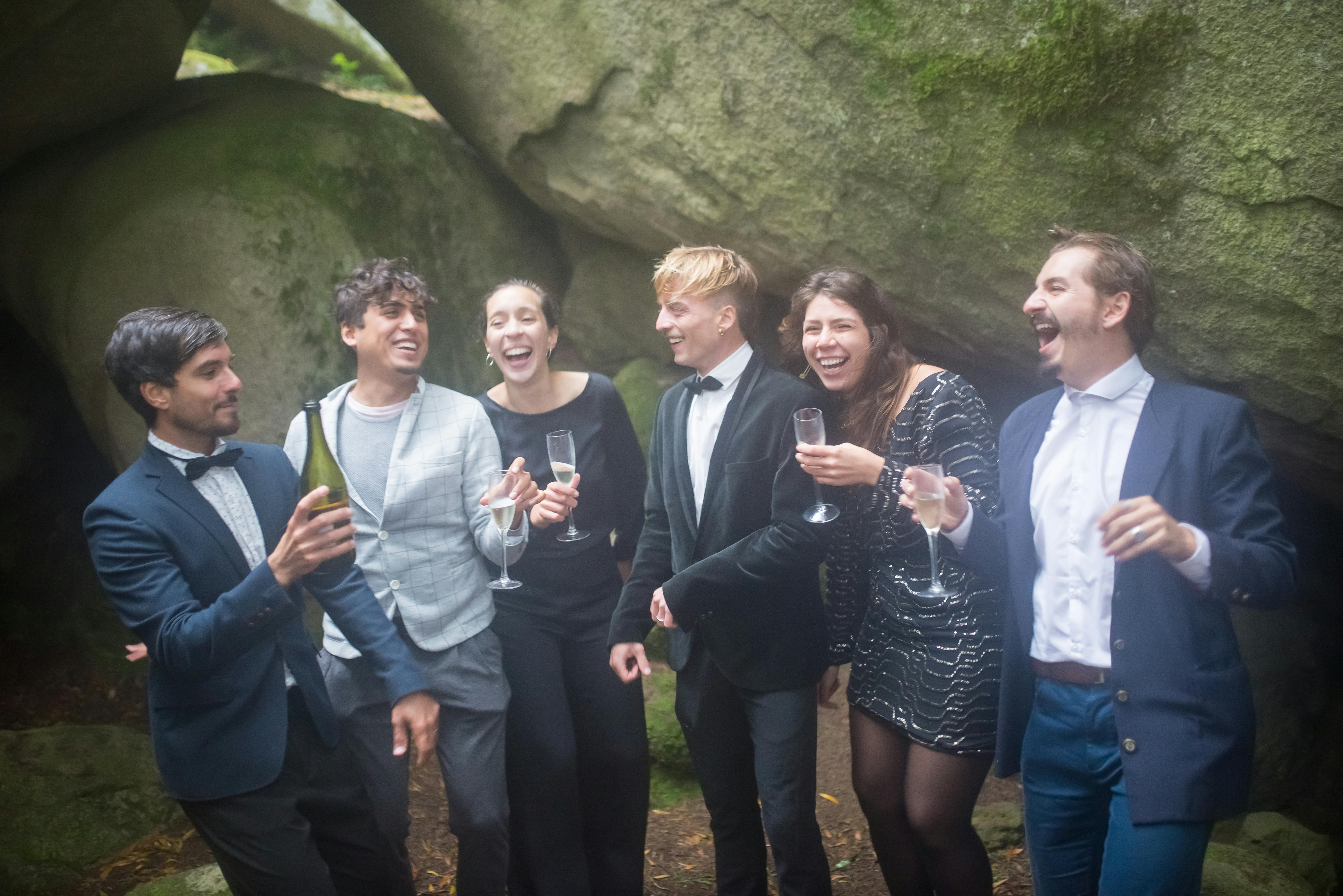 Des amis en tenue de soirée partagent des boissons | Source : Pexels