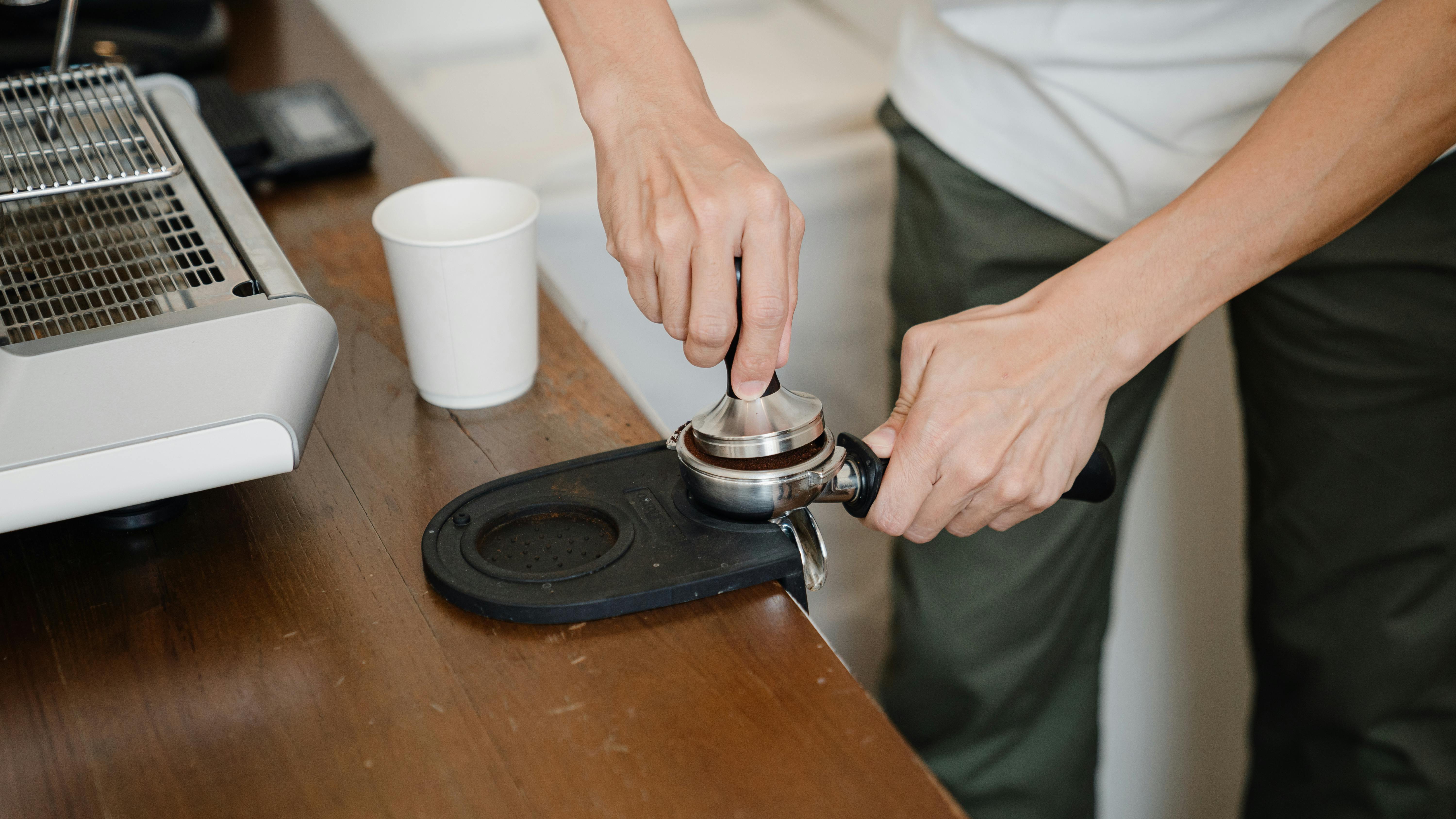 Un homme préparant du café | Source : Pexels