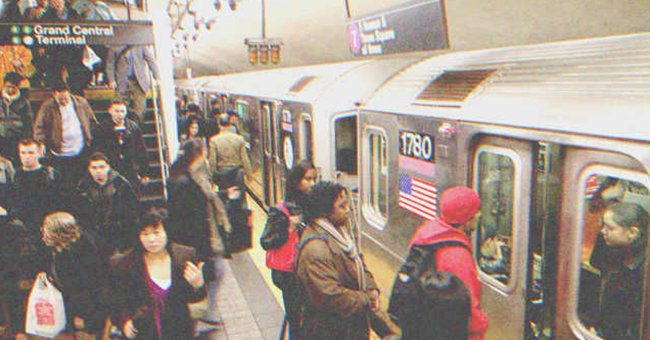 Des gens dans une gare | Source : Shutterstock.com