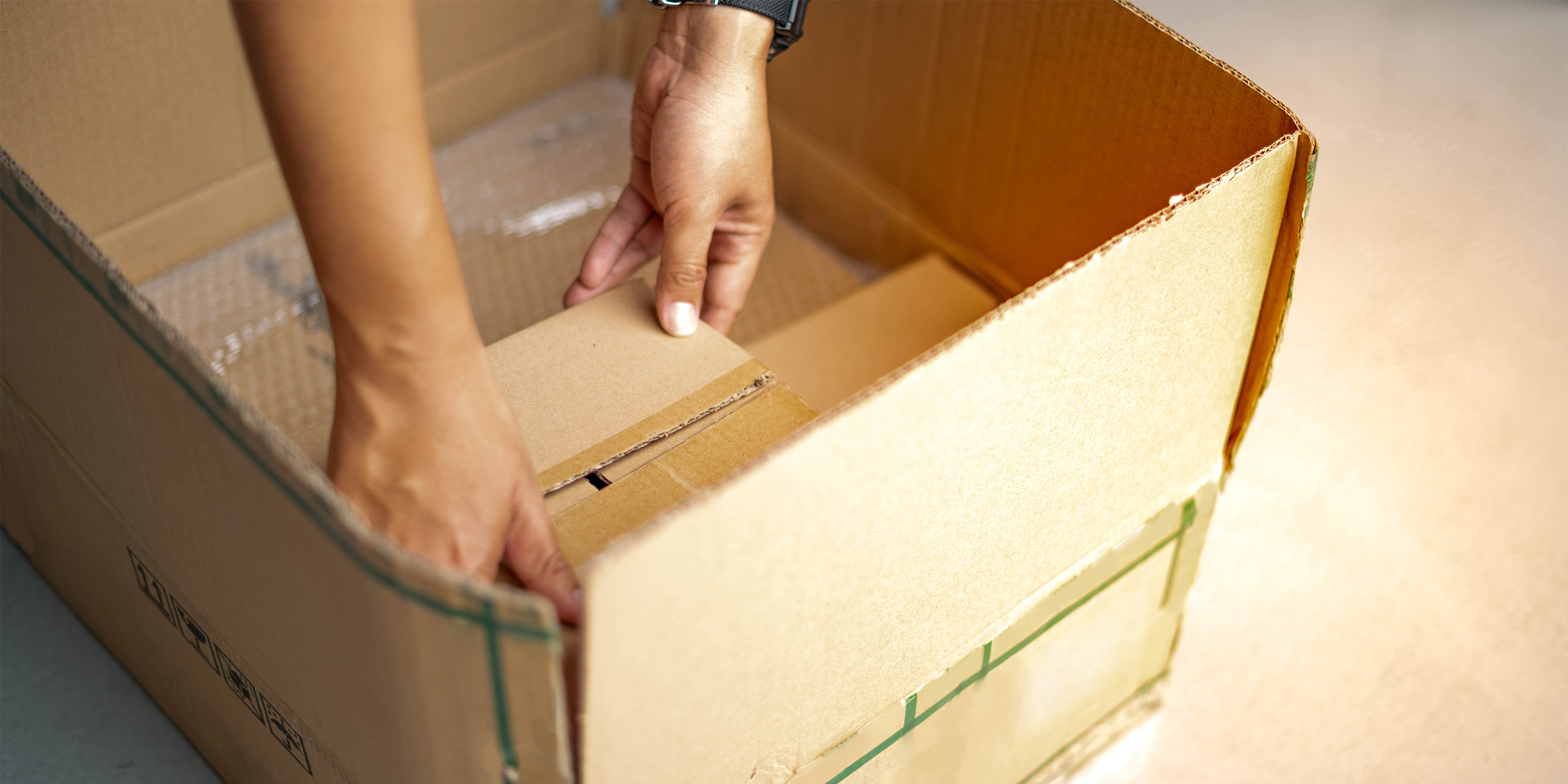 Une femme avec une boîte en carton | Source : Shutterstock