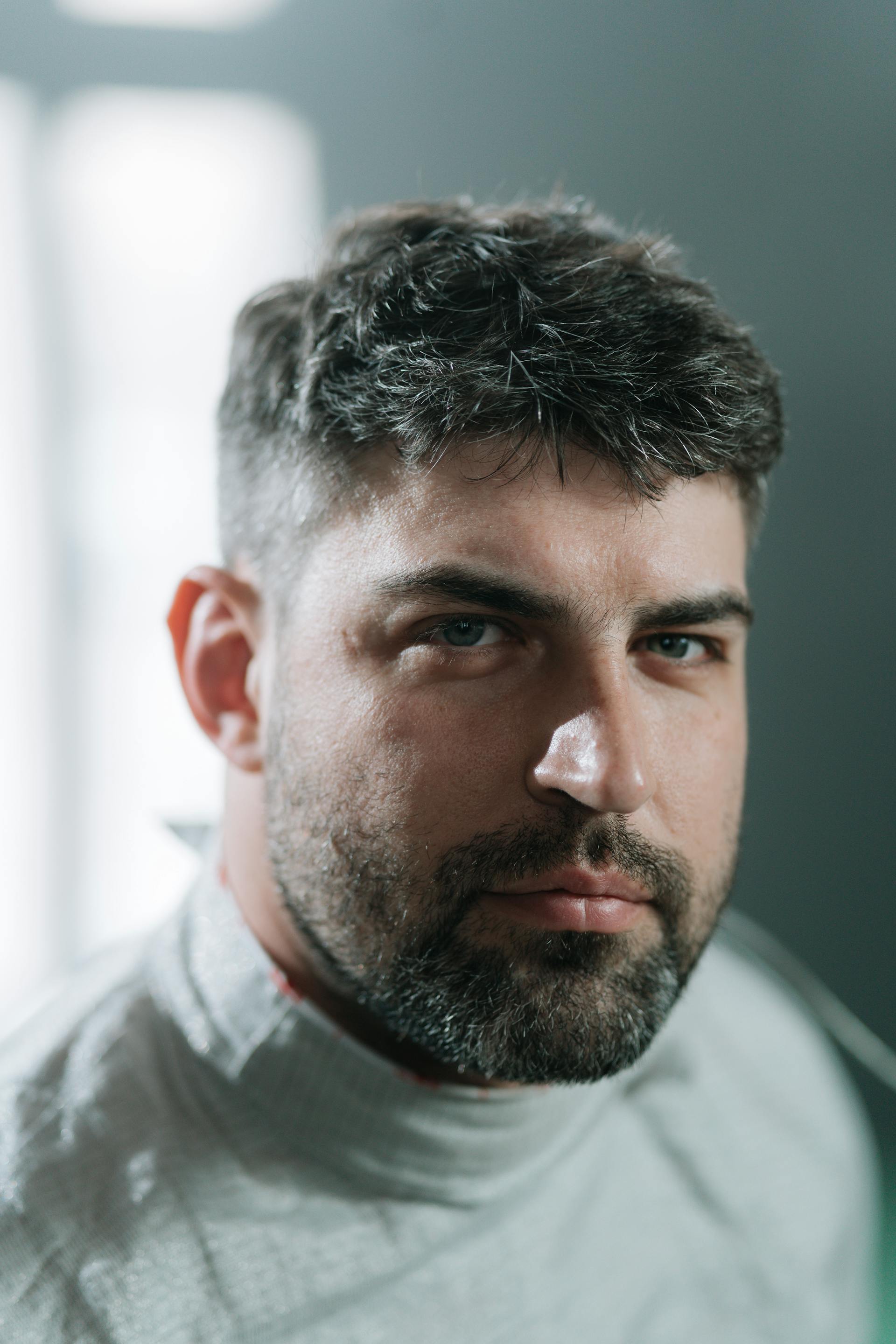 Un homme qui sourit | Source : Pexels