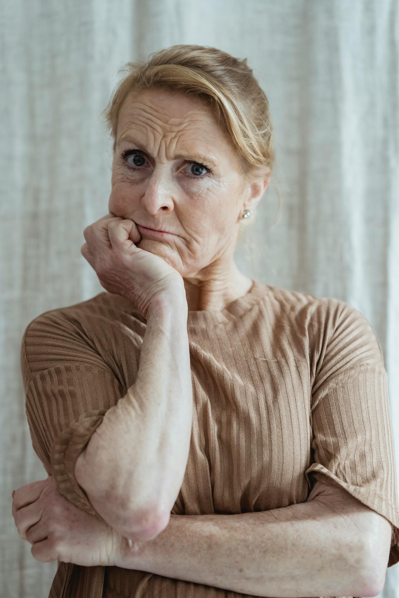 Une femme âgée qui fixe quelqu'un | Source : Pexels