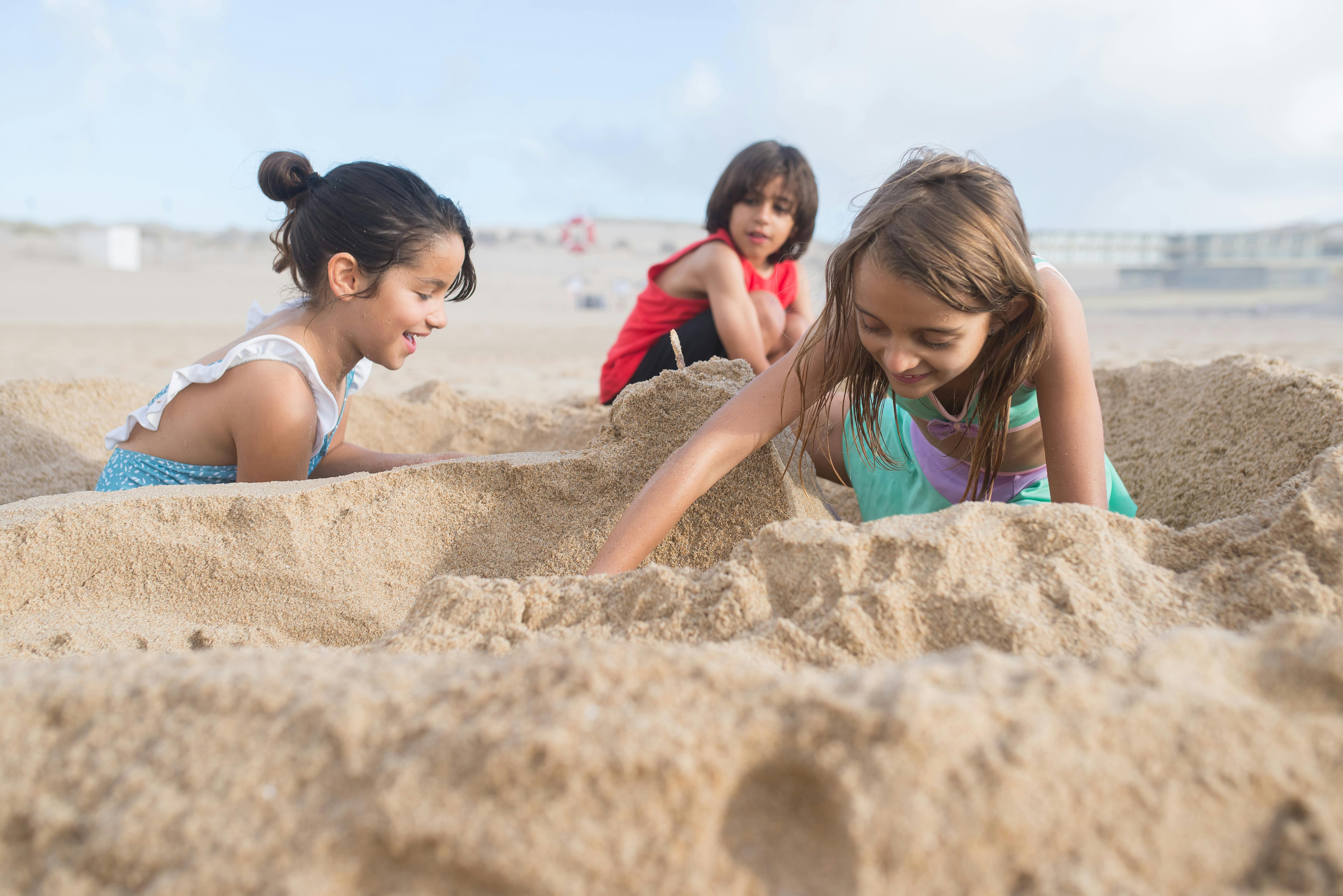 Enfants à la plage | Source : Pexels