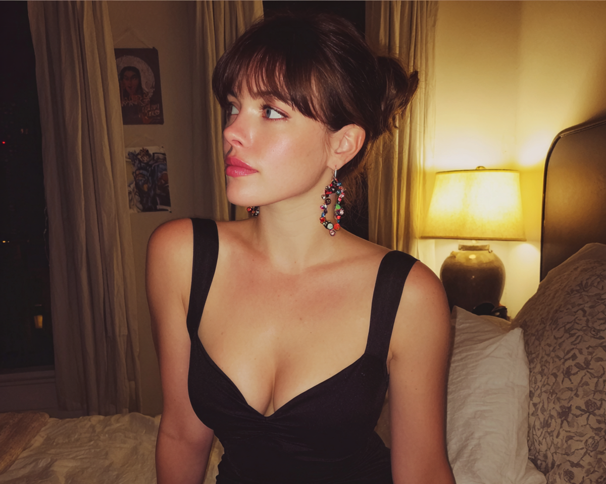 Une femme inquiète assise sur un lit | Source : Midjourney