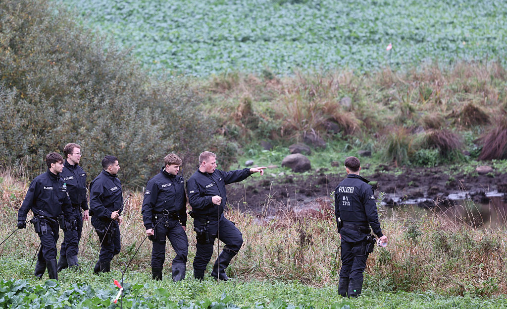 Des officiers de police ratissent un large périmètre autour de l'endroit où le corps d'un enfant a été retrouvé le 15 octobre 2025, Mecklembourg-Poméranie occidentale, Klein Upahl | Source : Getty Images