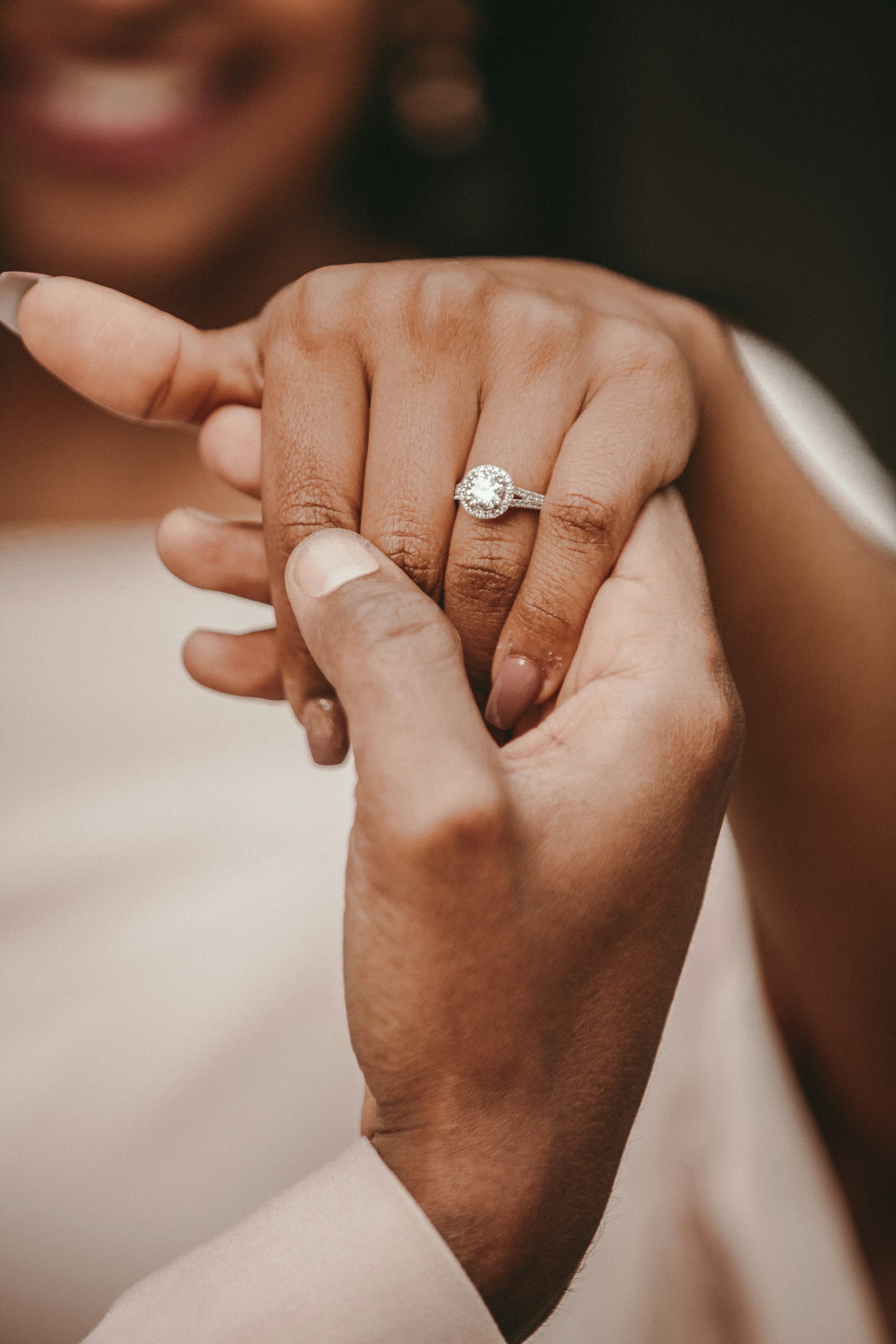 Gros plan sur une bague de fiançailles | Source : Unsplash