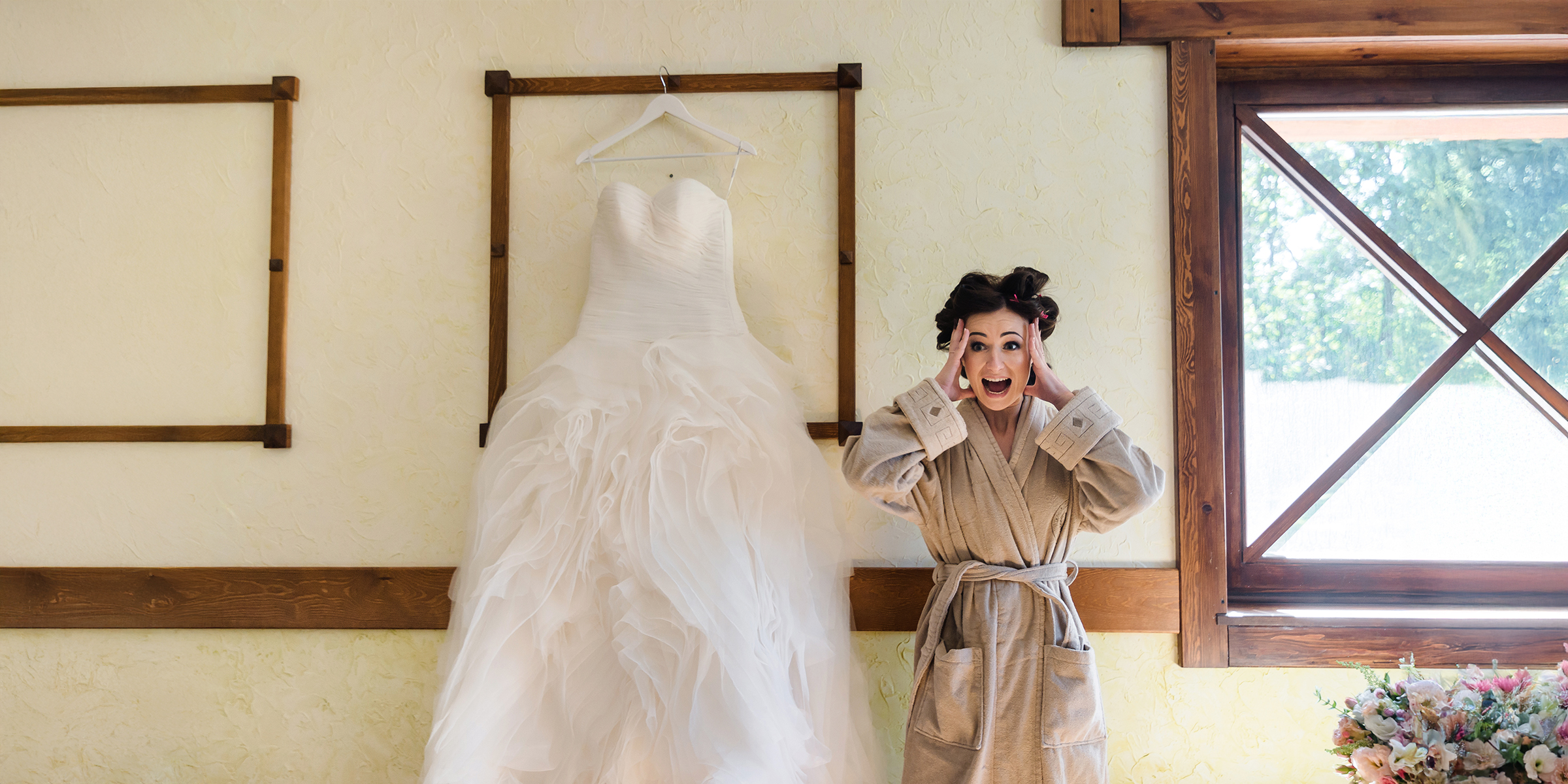 Une mariée choquée dans une cabine d'essayage | Source : Shutterstock