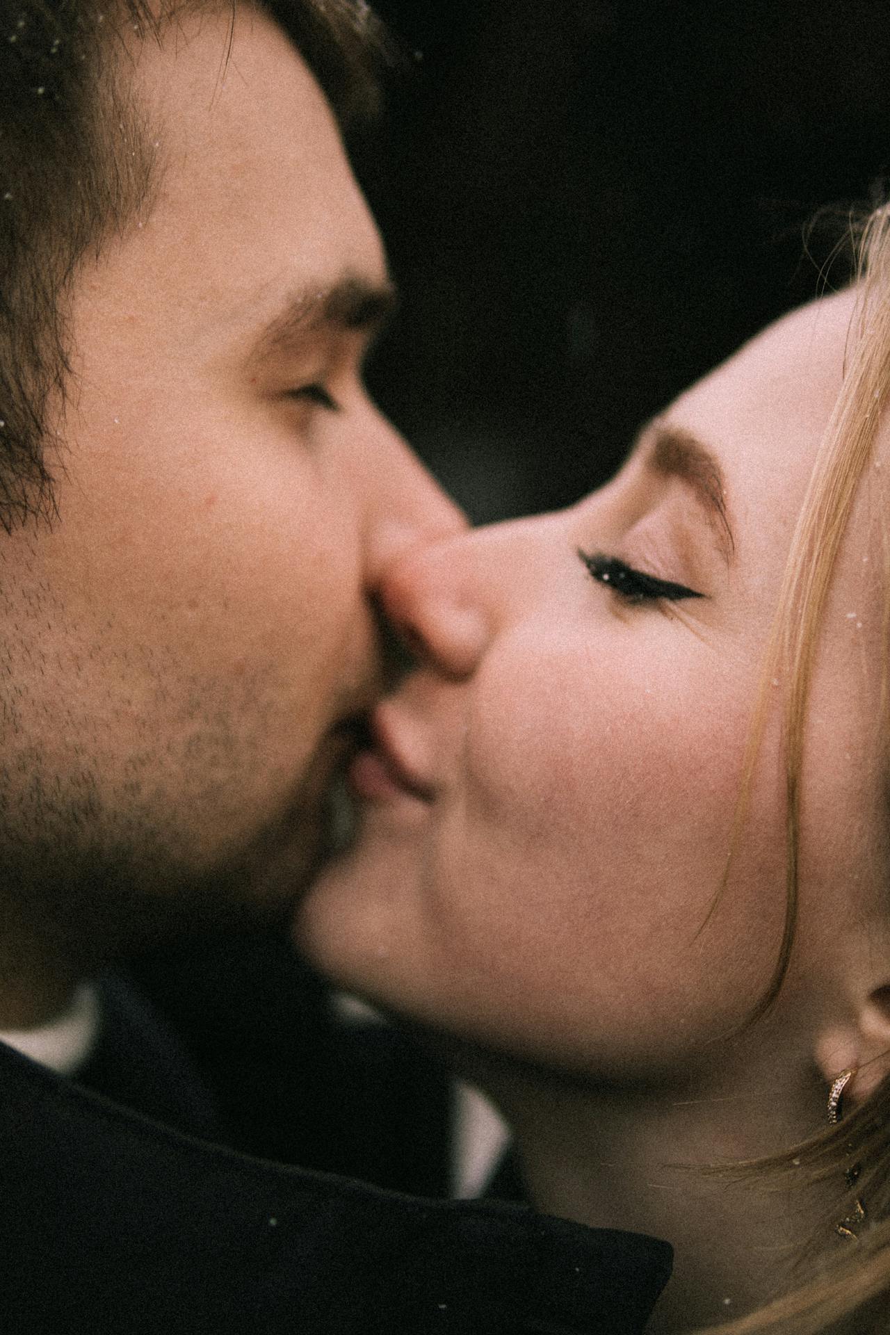 Une femme embrassant un homme sur la joue | Source : Pexels