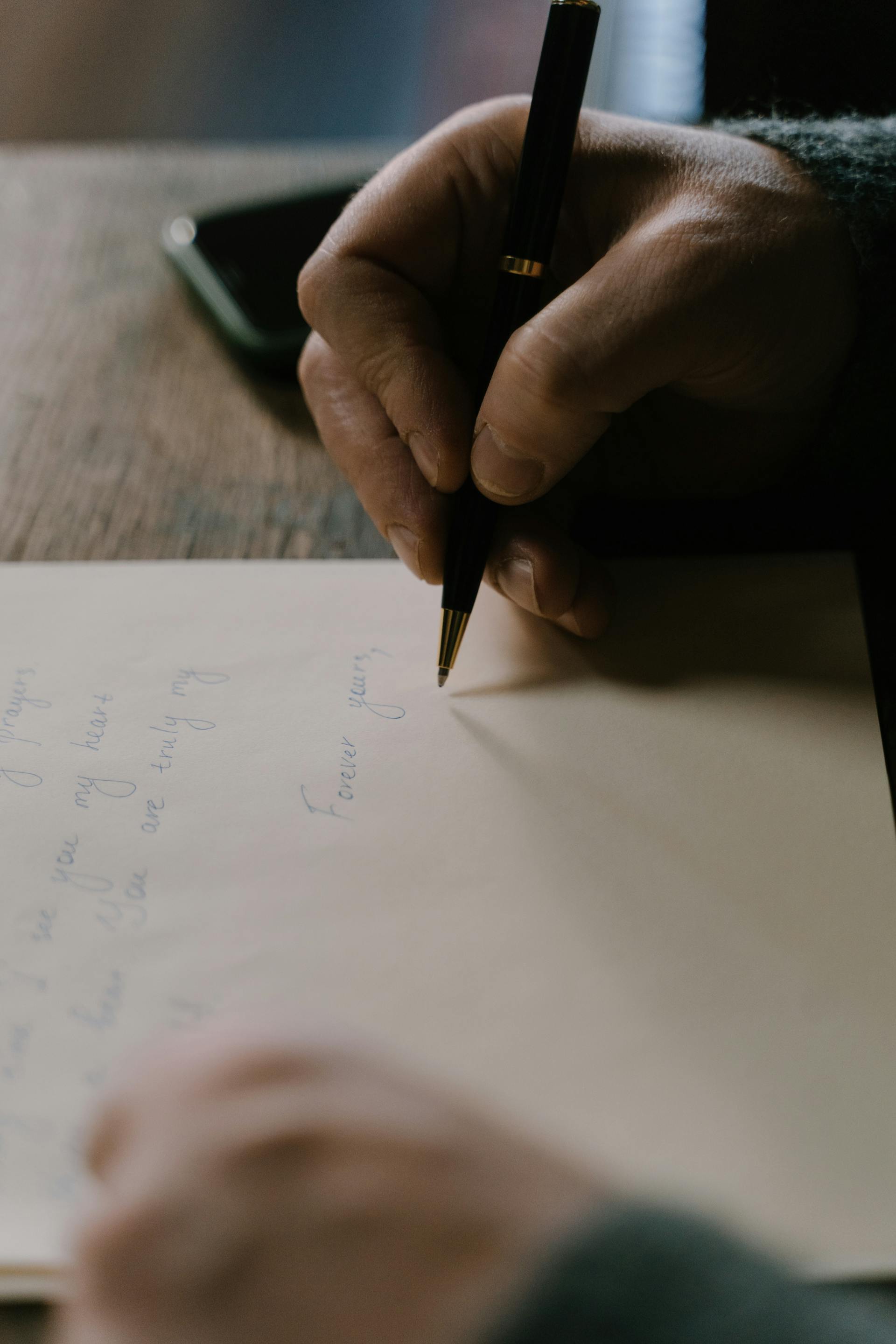 Gros plan sur une personne en train d'écrire une lettre | Source : Pexels