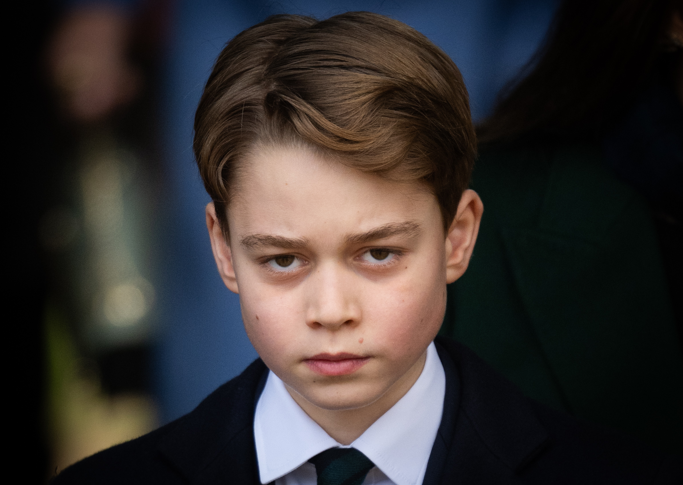 À Noël 2024, George avait 11 ans et assistait à la messe du matin de Noël de la famille royale à Sandringham. Ce portrait en gros plan marque un autre moment clé dans son parcours, entre le jeune garçon qu’il était lors de ses premières apparitions publiques et l’adolescent qui allait entrer à Eton moins de deux ans plus tard.