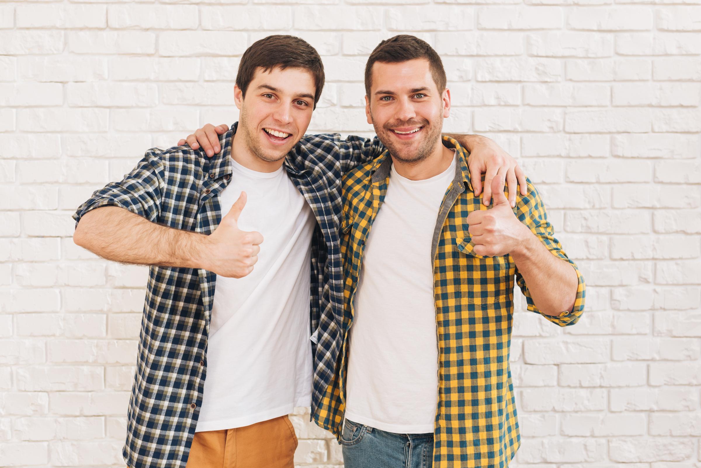 Deux hommes heureux | Source : Pexels