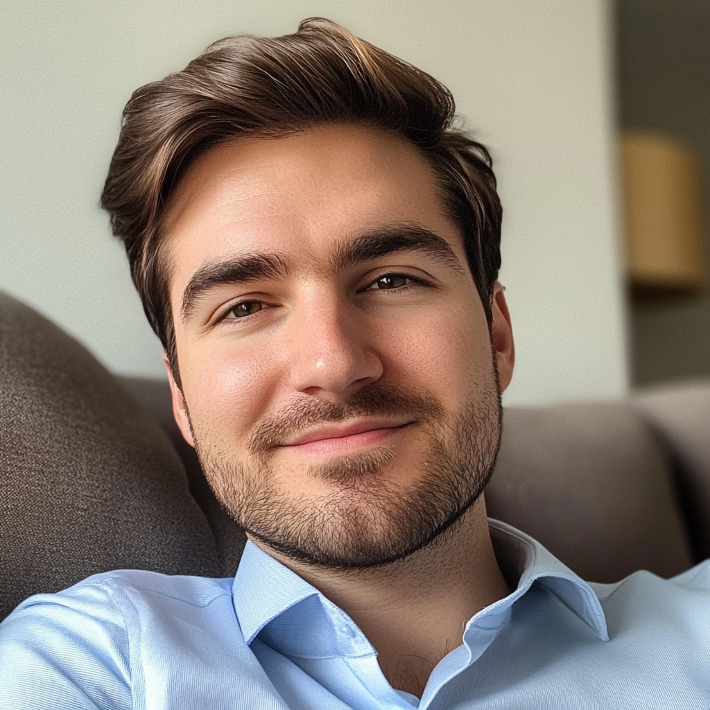 Un homme souriant assis sur un canapé | Source : Midjourney