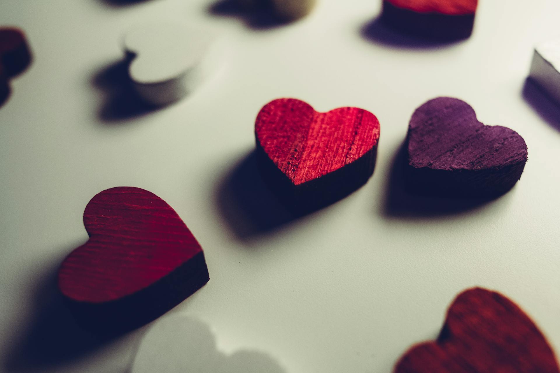 Des cœurs en bois pour la décoration | Source : Pexels
