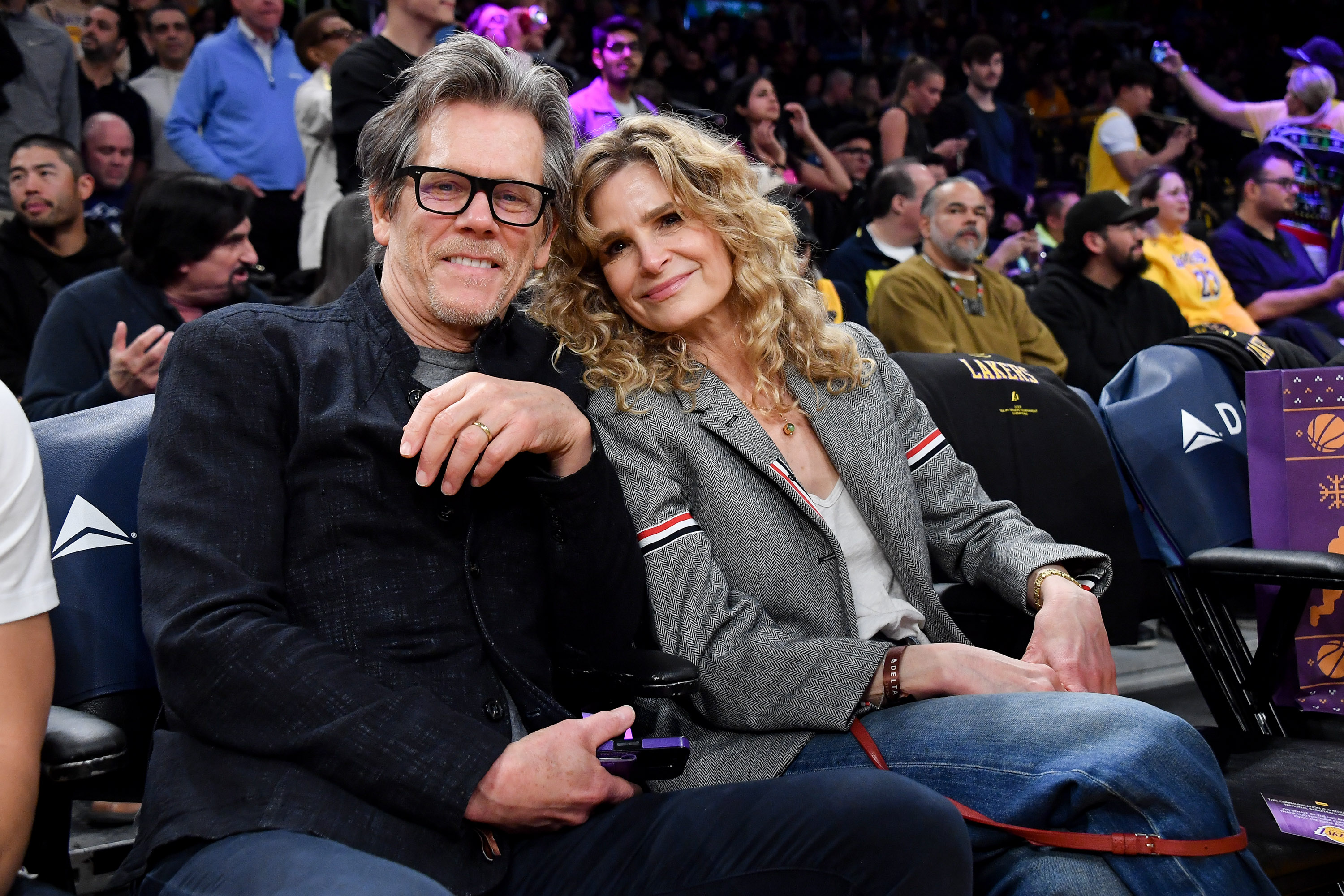 Kevin Bacon et Kyra Sedgwick lors d'un match de basket entre les Los Angeles Lakers et les New York Knicks, le 18 décembre 2023, à Los Angeles, en Californie. | Source : Getty Images