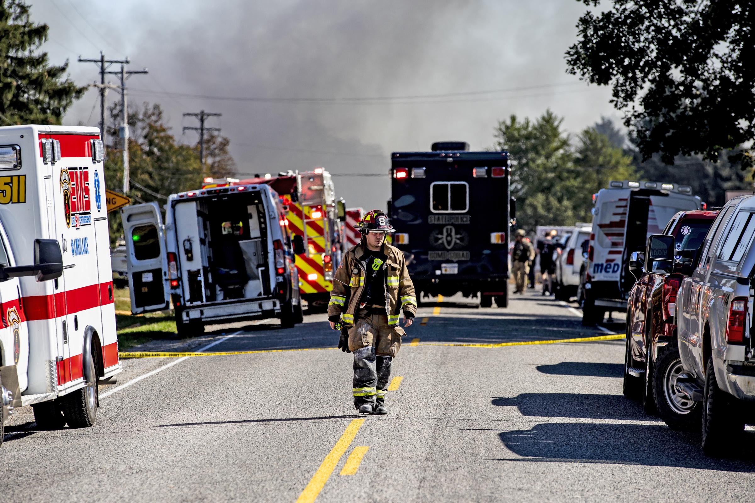 Un pompier marche alors que les équipes interviennent suite à une fusillade et un incendie à l'église de Jésus-Christ des Saints des Derniers Jours à Grand Blanc, dans le Michigan, le 28 septembre 2025 | Source : Getty Images