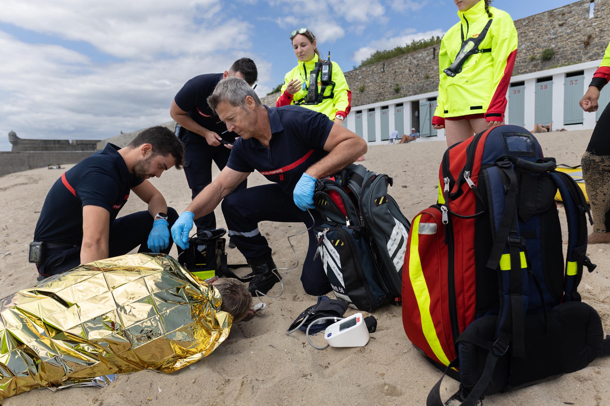 Des pompiers et sauveteurs français du SDIS 56 (Service Départemental d’Incendie et de Secours) participent à un exercice de sauvetage sur la plage de Port-Louis, dans l’ouest de la France, le 8 juillet 2025 I Photo d'illustration I Source : Getty Images
