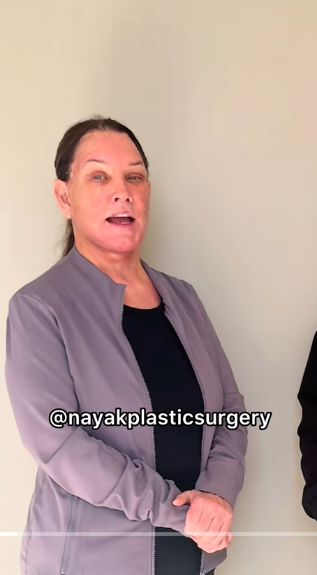 Tina Heaton de bonne humeur alors qu'elle discute de son rétablissement peu après une intervention chirurgicale. | Source : TikTok/nayakplasticsurgery