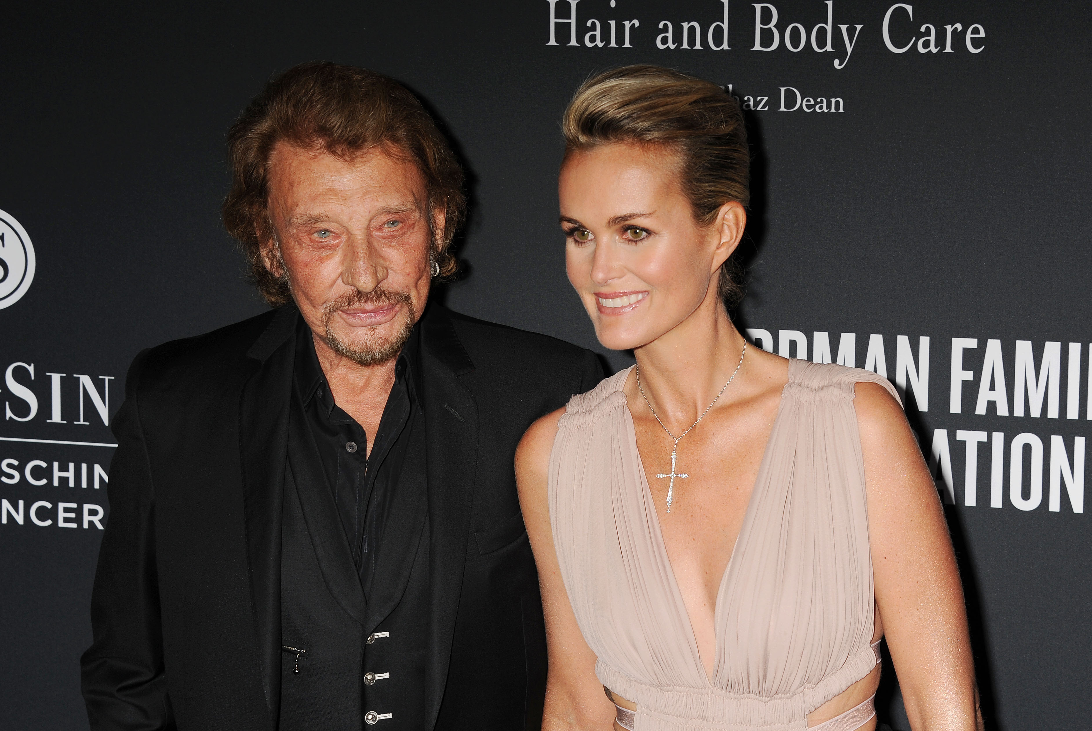 Le rockeur français Johnny Hallyday (à gauche) et Laeticia Hallyday assistent à la Pink Party 2013 au Barker Hangar, le 19 octobre 2013 à Santa Monica, en Californie I Source : Getty Images