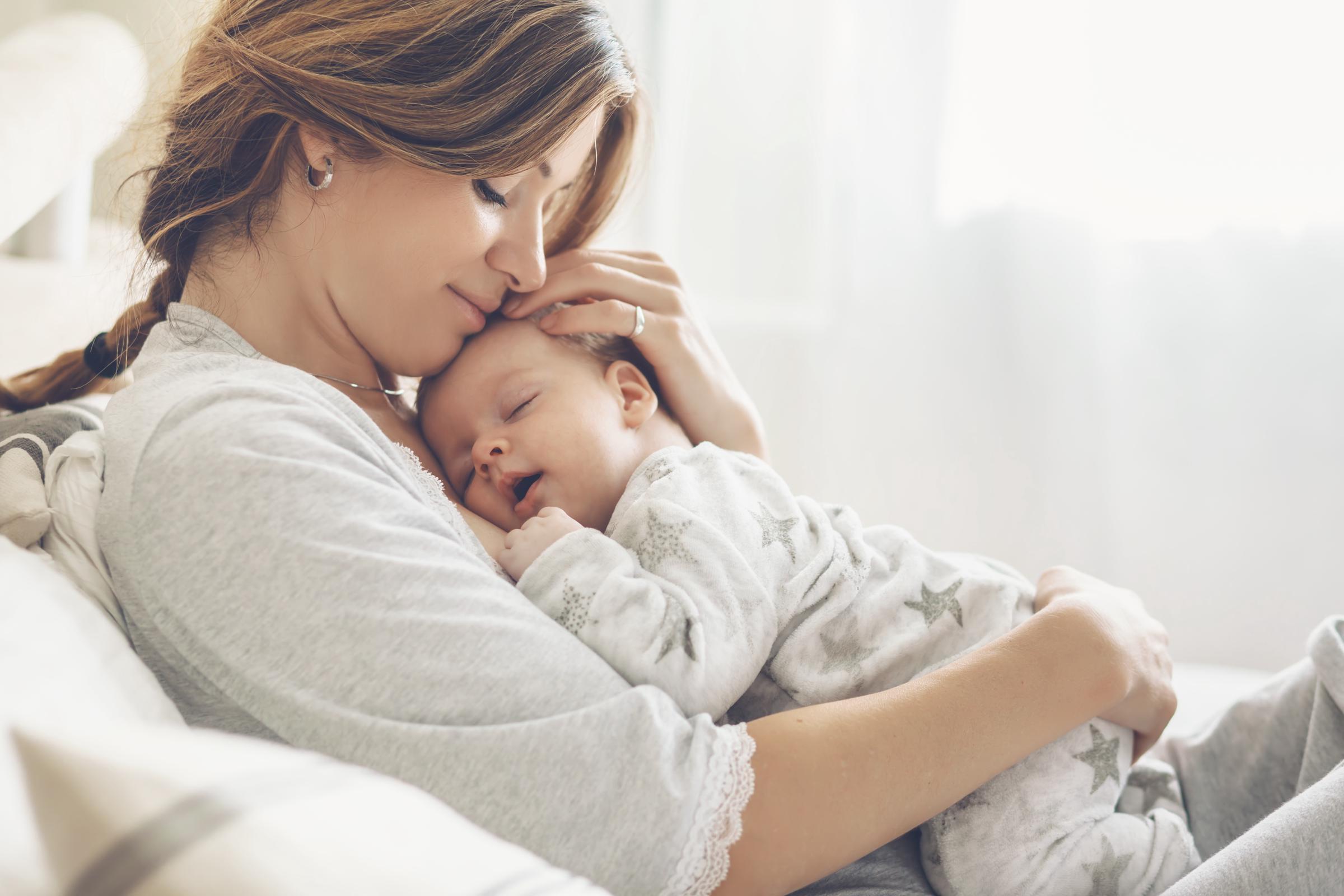 Une mère avec un nouveau-né | Source : Shutterstock