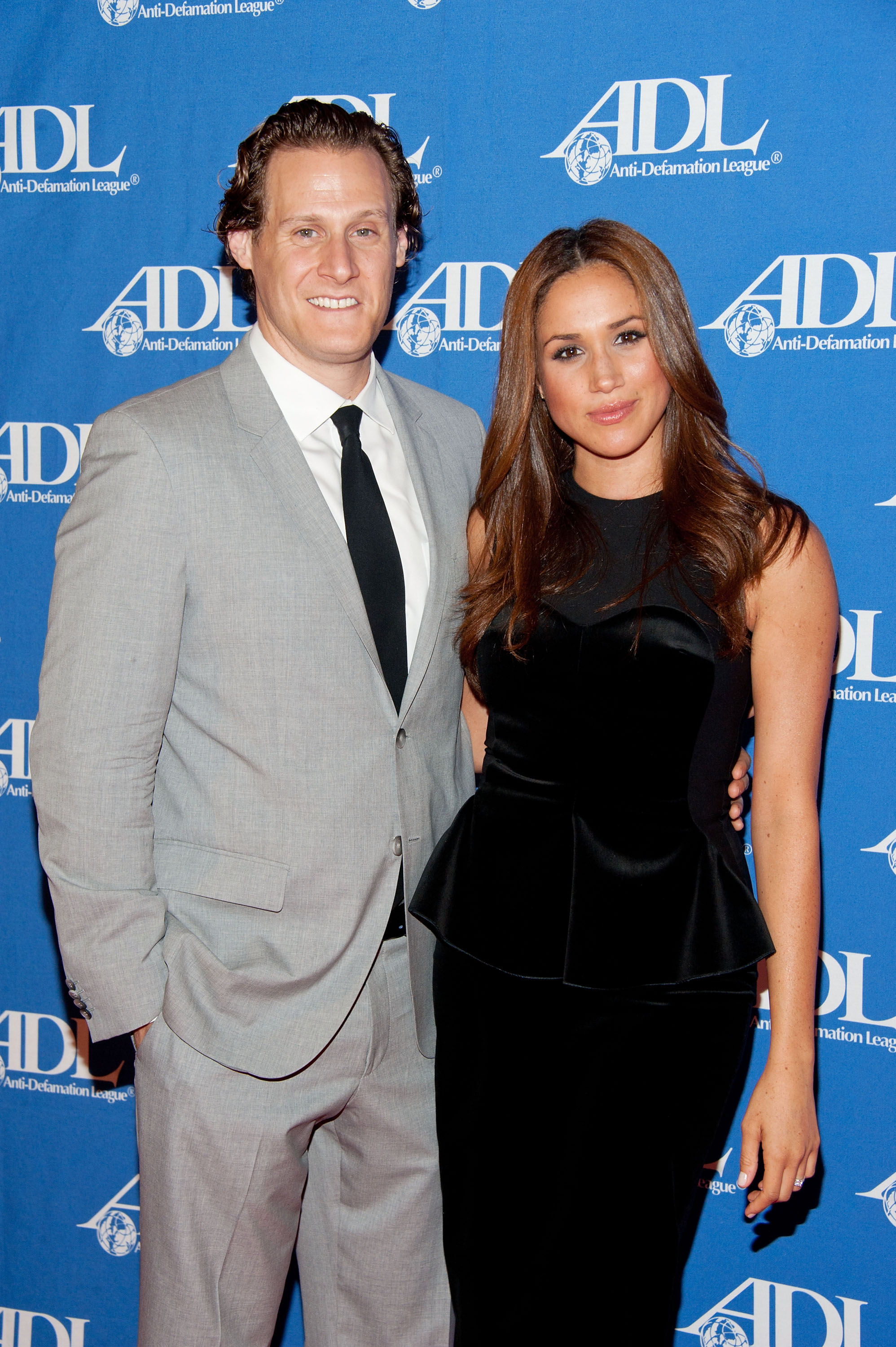 Trevor Engelson et Meghan Markle lors du dîner de remise des prix de l'industrie du divertissement de l'Anti-Defamation League, le 11 octobre 2011, à Beverly Hills, en Californie. | Source : Getty Images