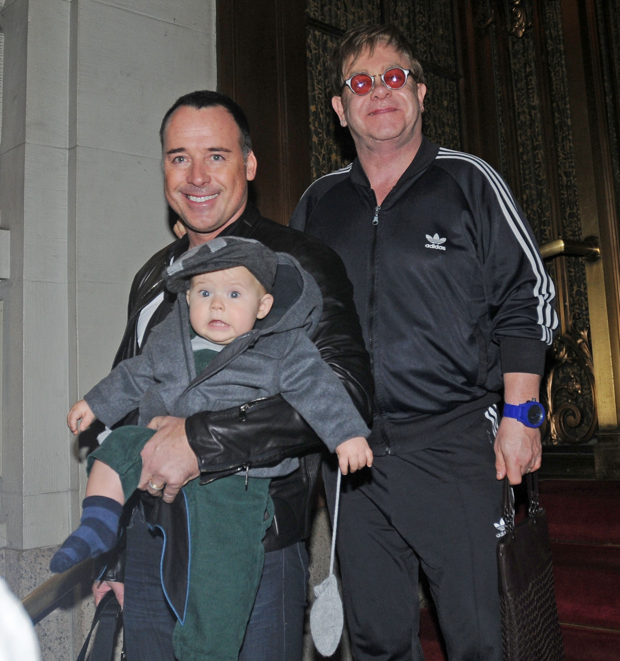 David Furnish et Elton John avec leur fils Zachary à New York en 2011 | Source : Getty Images